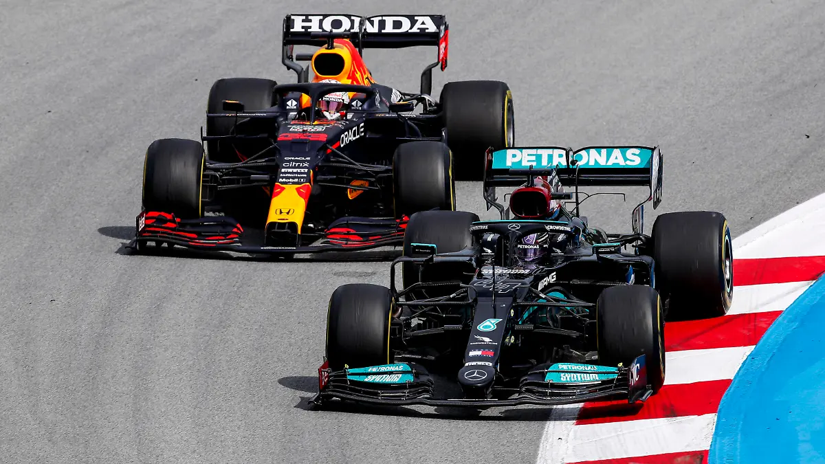  Formula 1 2021: Spanish GP CIRCUIT DE BARCELONA-CATALUNYA, SPAIN - MAY 09: Sir Lewis Hamilton, Mercedes W12 and Max Verstappen, Red Bull Racing RB16B battle during the Spanish GP at Circuit de Barcelona-Catalunya on Sunday May 09, 2021 in Barcelona, Spain. Photo by Zak Mauger / LAT Images Images PUBLICATIONxINxGERxSUIxAUTxHUNxONLY GP2104_142706_54I6727