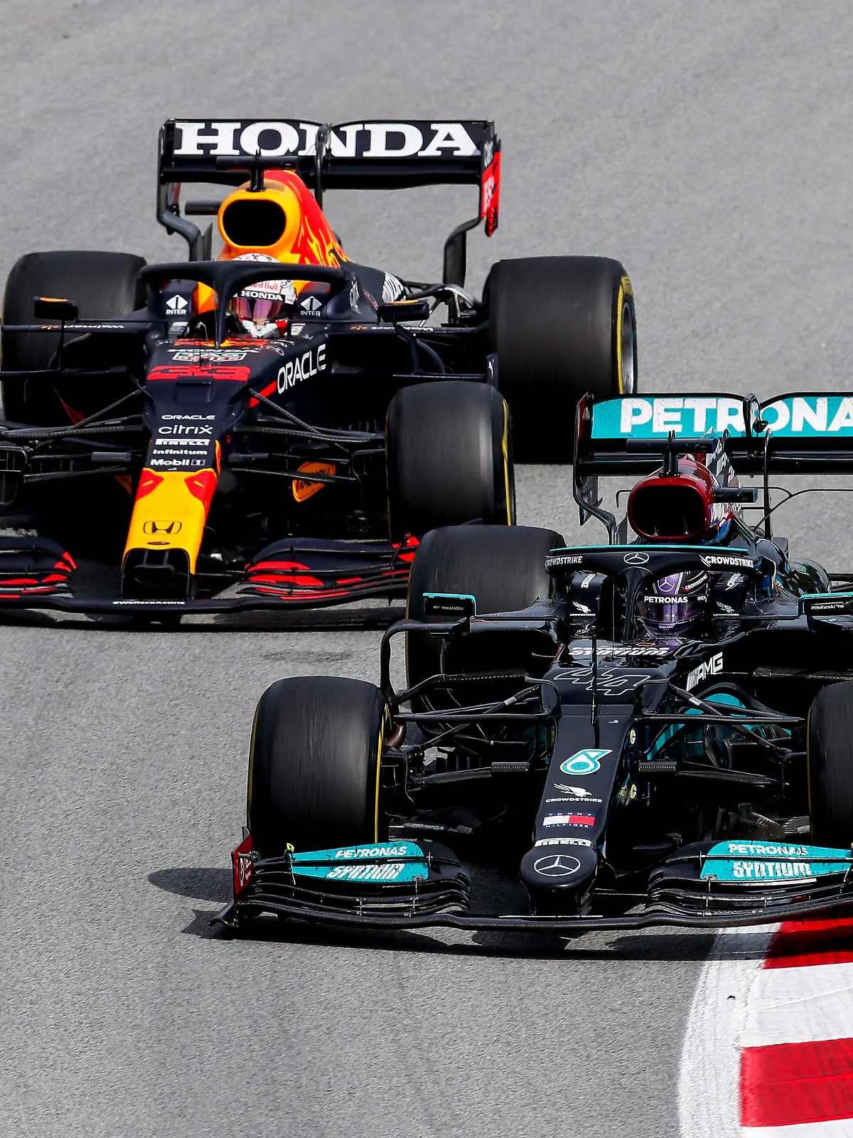  Formula 1 2021: Spanish GP CIRCUIT DE BARCELONA-CATALUNYA, SPAIN - MAY 09: Sir Lewis Hamilton, Mercedes W12 and Max Verstappen, Red Bull Racing RB16B battle during the Spanish GP at Circuit de Barcelona-Catalunya on Sunday May 09, 2021 in Barcelona, Spain. Photo by Zak Mauger / LAT Images Images PUBLICATIONxINxGERxSUIxAUTxHUNxONLY GP2104_142706_54I6727