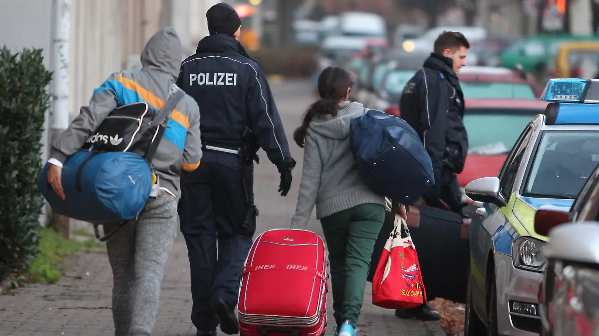 ARCHIV - Abgelehnte Asylbewerber werden am 24.11.2015 in Leipzig (Sachsen) zum Transport zum Flughafen abgeholt. Auf der Agenda steht die gemeinsame Telefonüberwachung, eine gemeinsame Fortbildung von Kriminalbeamten und das Thema Abschiebungen: Vier ostdeutsche Innenminister kommen im sachsen-anhaltischen Wanzleben zu Gesprächen und Absprachen zusammen. (zu "Von Abschieben bis Kripo-Ausbildung - Minister beraten in Wanzleben" vom 19.11.2017) Foto: Sebastian Willnow/dpa-Zentralbild/dpa +++(c) dpa - Bildfunk+++