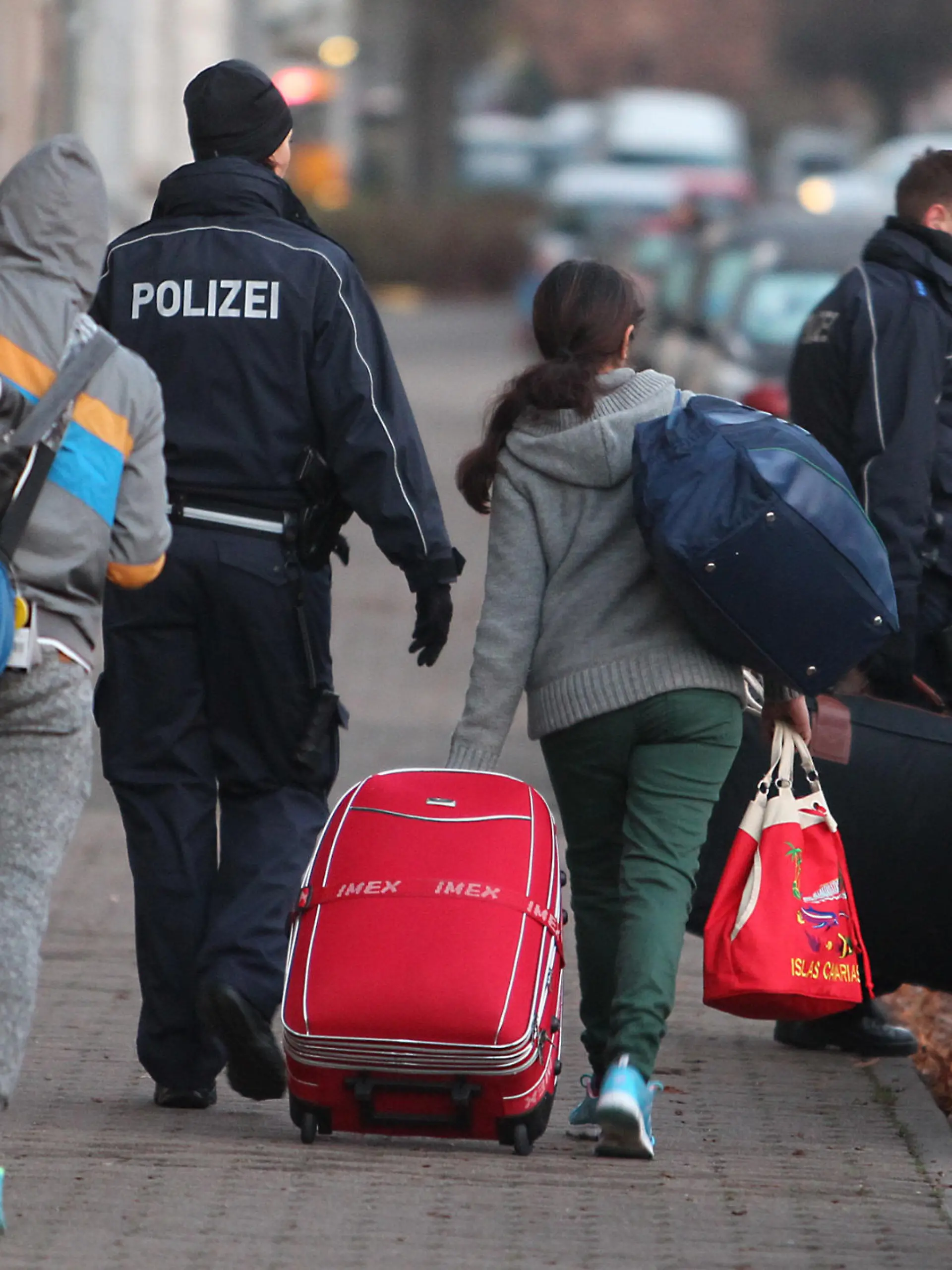 ARCHIV - Abgelehnte Asylbewerber werden am 24.11.2015 in Leipzig (Sachsen) zum Transport zum Flughafen abgeholt. Auf der Agenda steht die gemeinsame Telefonüberwachung, eine gemeinsame Fortbildung von Kriminalbeamten und das Thema Abschiebungen: Vier ostdeutsche Innenminister kommen im sachsen-anhaltischen Wanzleben zu Gesprächen und Absprachen zusammen. (zu "Von Abschieben bis Kripo-Ausbildung - Minister beraten in Wanzleben" vom 19.11.2017) Foto: Sebastian Willnow/dpa-Zentralbild/dpa +++(c) dpa - Bildfunk+++