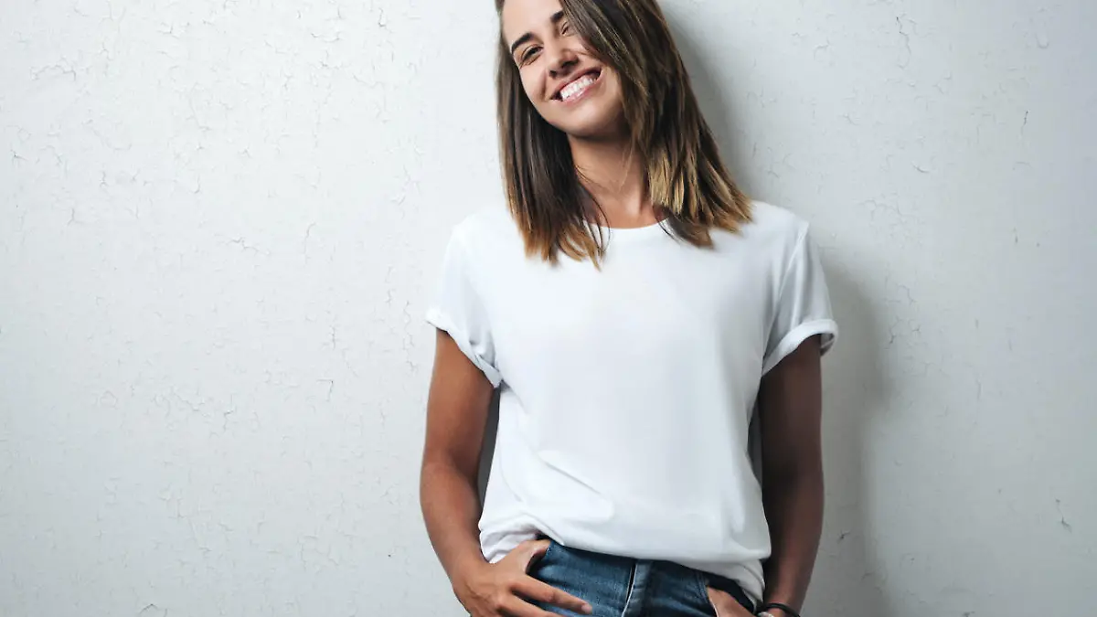 Frau mit Jeans und T-Shirt