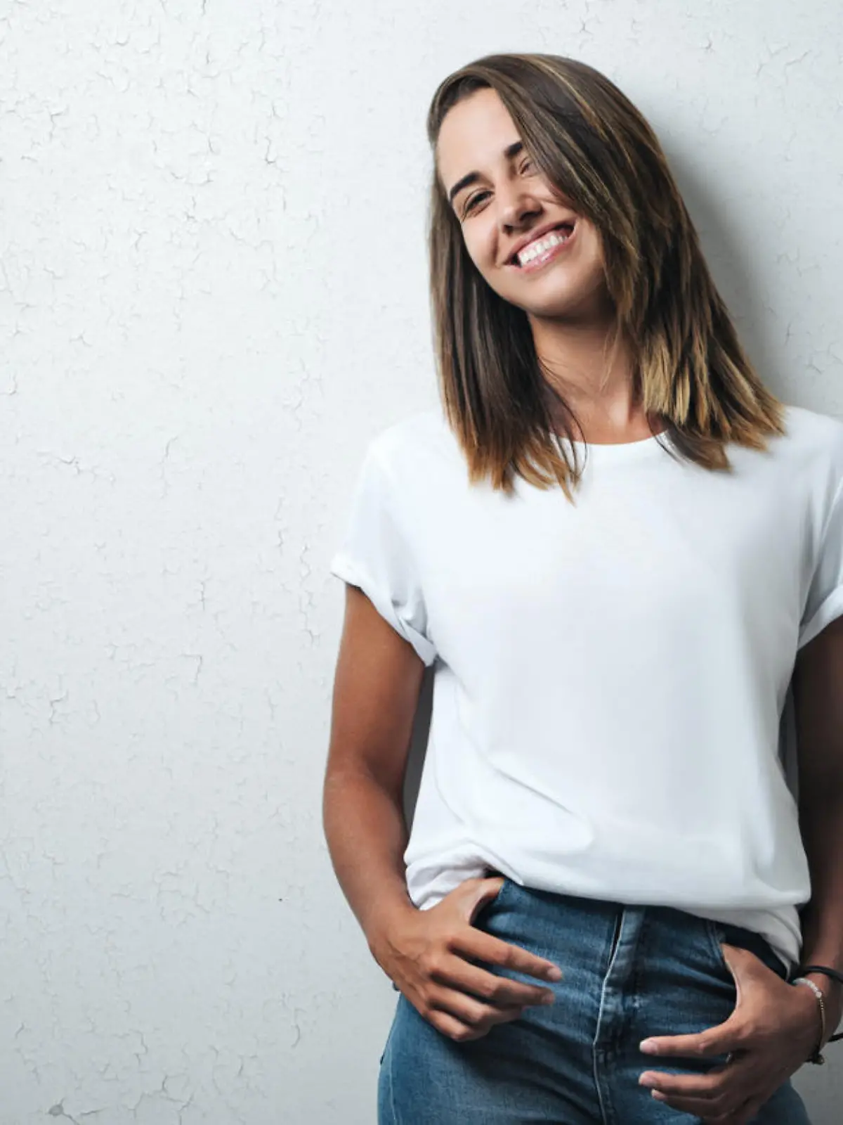 Frau mit Jeans und T-Shirt