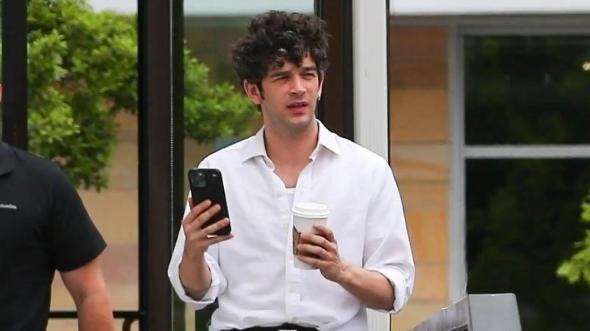 SONDERKONDITIONEN: MINDESTHONORAR: PREMIUM EXCLUSIVE: 


The 1975 Band Front Man Matt Healy is seen being driven to Starbucks by Taylor Swiftâ??s bodyguard after leaving her apartment via her underground garage. The band frontman seemed very happy as he picked up a coffee as rumors spread that Taylor and Matt are now a couple after Taylor's recent split from Joe
Pictured: Matt Healy
Ref: SPL6325249 060523 PREMIUM EXCLUSIVE
Picture by: Splash/Backgrid / SplashNews.com








World Rights
