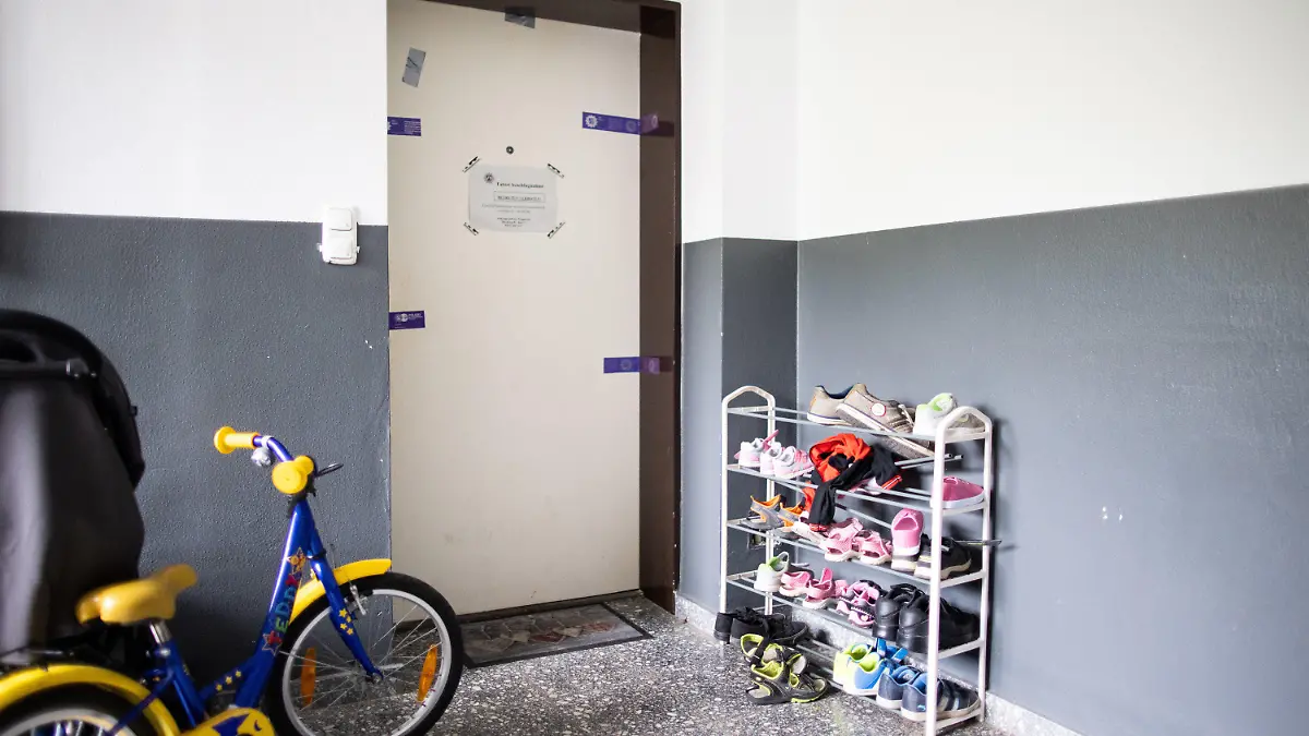 ARCHIV - 04.09.2020, Nordrhein-Westfalen, Solingen: Siegel der Polizei hängen an einer Wohnungstür in einem Wohnhaus. Eine damals 27 Jahre alte Mutter soll hier fünf Kinder umgebracht haben. Vor dem Wuppertaler Landgericht beginnt am 14.06.2021 der Prozess wegen Mordes an den fünf kleinen Kindern. Angeklagt ist die Mutter, ihr droht lebenslange Haft. (zu dpa "Mutter wegen Mordes an fünf Kindern vor Gericht") Foto: Marcel Kusch/dpa +++ dpa-Bildfunk +++