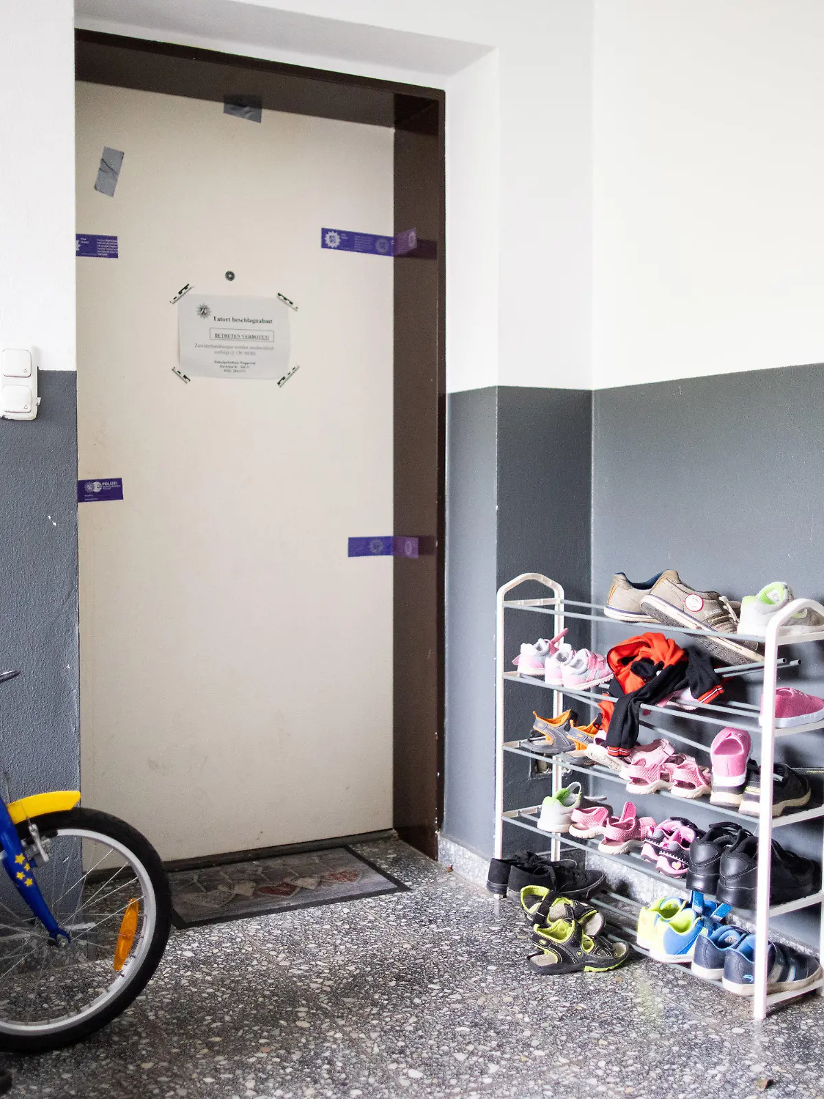 ARCHIV - 04.09.2020, Nordrhein-Westfalen, Solingen: Siegel der Polizei hängen an einer Wohnungstür in einem Wohnhaus. Eine damals 27 Jahre alte Mutter soll hier fünf Kinder umgebracht haben. Vor dem Wuppertaler Landgericht beginnt am 14.06.2021 der Prozess wegen Mordes an den fünf kleinen Kindern. Angeklagt ist die Mutter, ihr droht lebenslange Haft. (zu dpa "Mutter wegen Mordes an fünf Kindern vor Gericht") Foto: Marcel Kusch/dpa +++ dpa-Bildfunk +++