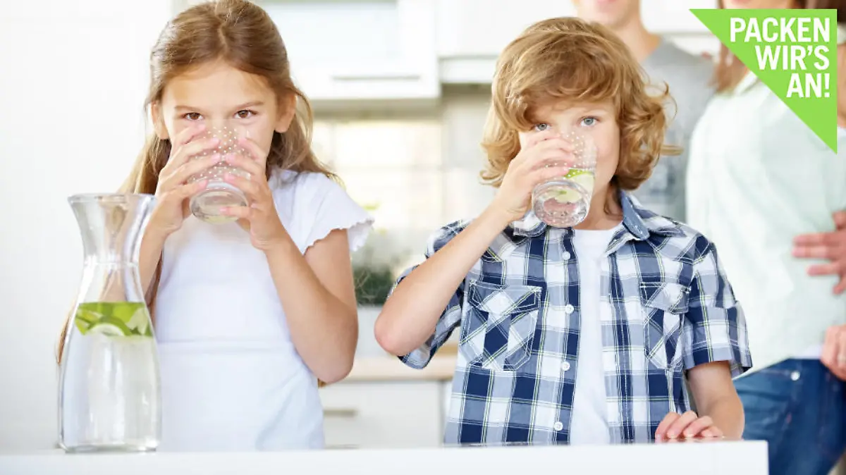 Kinder trinken Wasser aus Gläsern