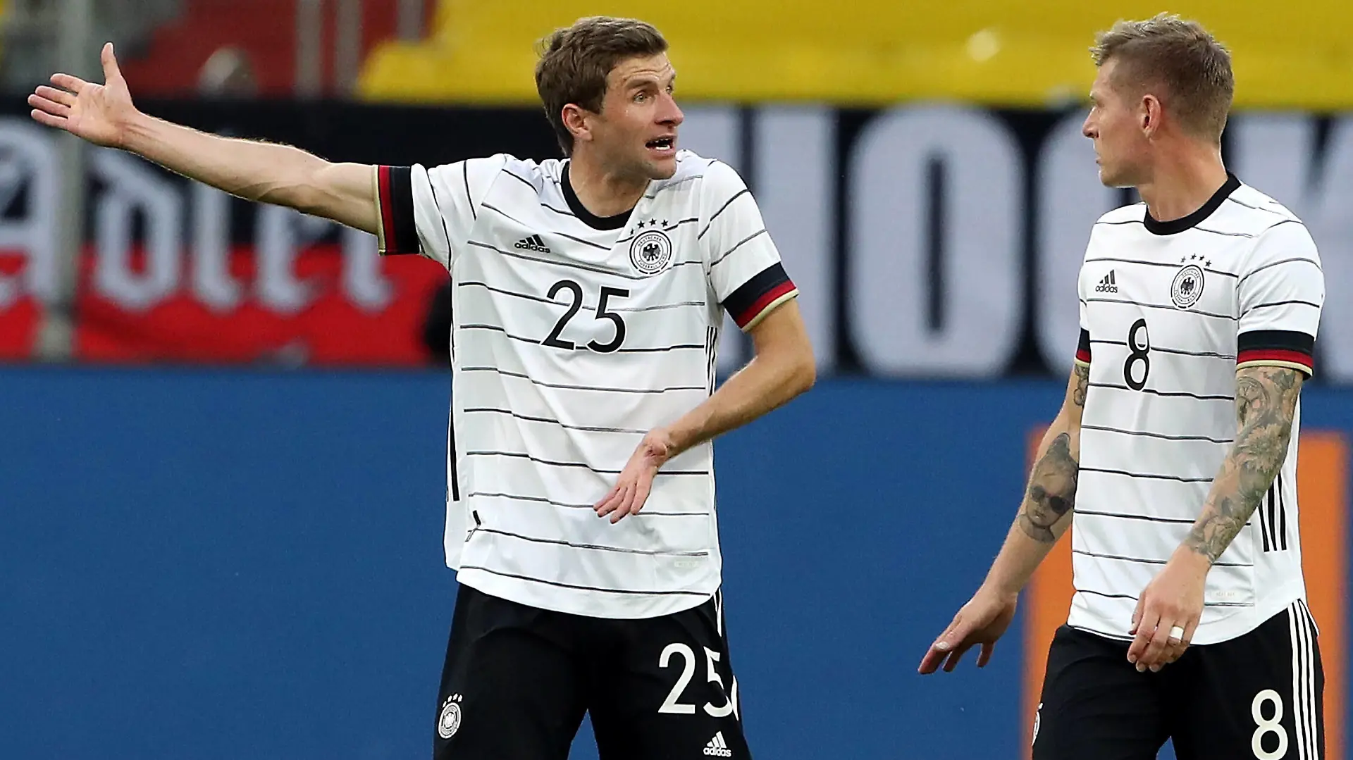 Thomas Müller redend zeigend, Toni Kroos / / Fußball Fussball / Testspiel Länderspiel Nationalmannschaft DFB Herren / Saison 2020/2021 / 07.06.2021 / Deutschland GER vs. Lettland LAT Latvia / Geisterspiel wegen Corona Covid 19 / DFL regulations prohibit any use of photographs as image sequences and/or quasi-video. / *** Thomas Müller talking showing Toni Kroos sports football soccer test match international match national team DFB men season 2020 2021 07 06 2021 Germany GER vs Latvia LAT Latvia ghost match due to Corona Covid 19 DFL regulations prohibit any use of photographs as image sequences and or quasi video