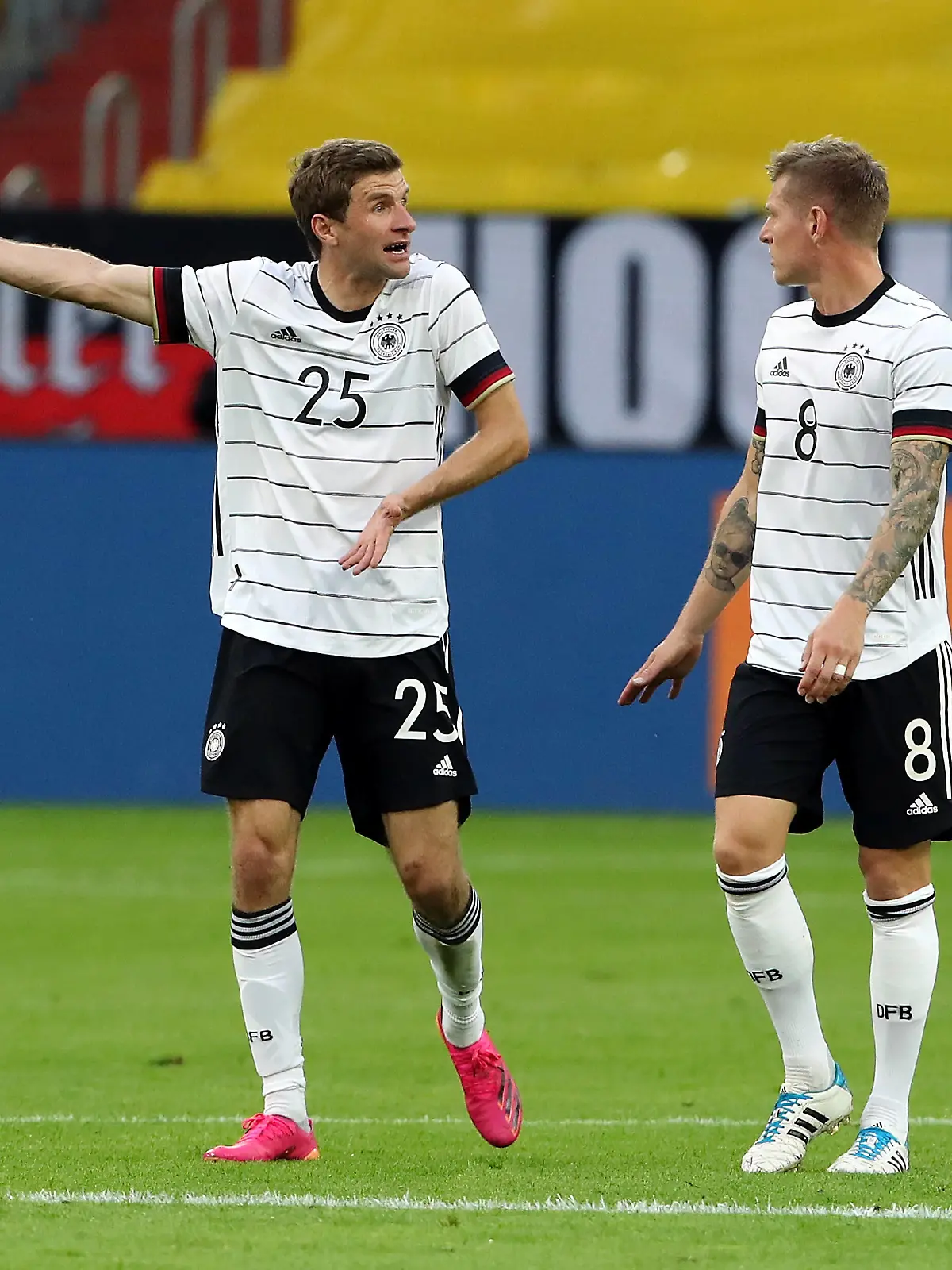 Thomas Müller redend zeigend, Toni Kroos / / Fußball Fussball / Testspiel Länderspiel Nationalmannschaft DFB Herren / Saison 2020/2021 / 07.06.2021 / Deutschland GER vs. Lettland LAT Latvia / Geisterspiel wegen Corona Covid 19 / DFL regulations prohibit any use of photographs as image sequences and/or quasi-video. / *** Thomas Müller talking showing Toni Kroos sports football soccer test match international match national team DFB men season 2020 2021 07 06 2021 Germany GER vs Latvia LAT Latvia ghost match due to Corona Covid 19 DFL regulations prohibit any use of photographs as image sequences and or quasi video 