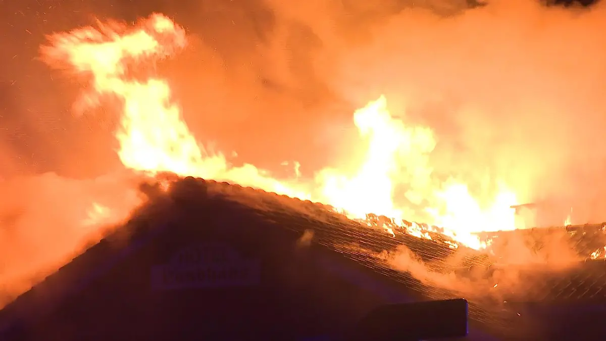 Das Hotel Landhaus in Kaltenkirchen geht in Flammen auf