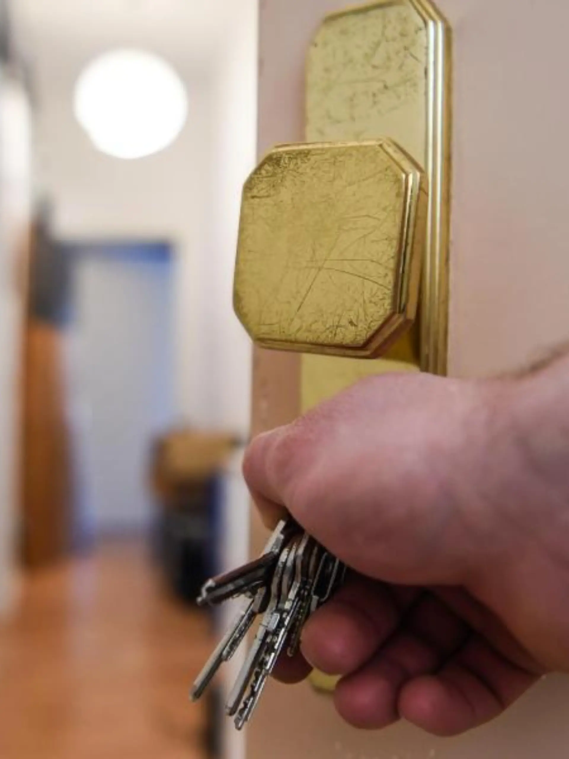 Schlüssel steckt in Wohnungstür
