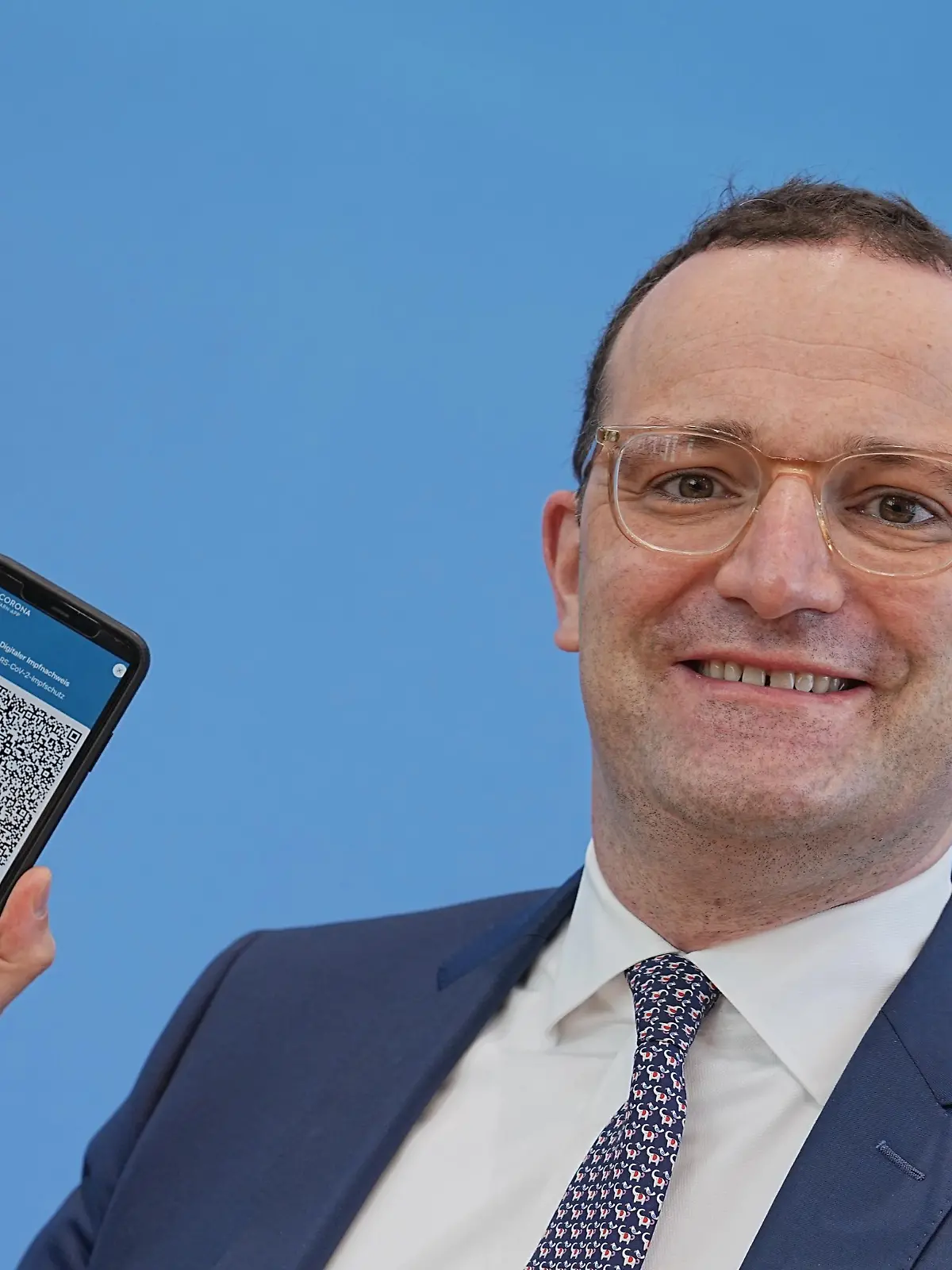 Jens Spahn (CDU), Bundesminister für Gesundheit, zeigt die App zum digitalen Impfpass bei der regelmäßigen Pressekonferenz zur Corona-Lage.