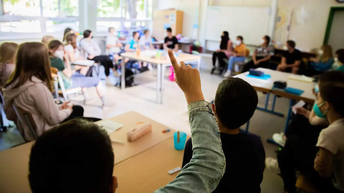 09.06.2021, Berlin: Ein Schüler meldet sich in einer gemischten Klasse der Stufen 4-6 an der Fritz-Karsen-Schule im Berliner Ortsteil Britz. Für die letzten zwei Wochen vor den Sommerferien gibt es in der Hauptstadt noch einmal Präsenzunterricht mit allen Schülerinnen und Schülern. Foto: Christoph Soeder/dpa +++ dpa-Bildfunk +++