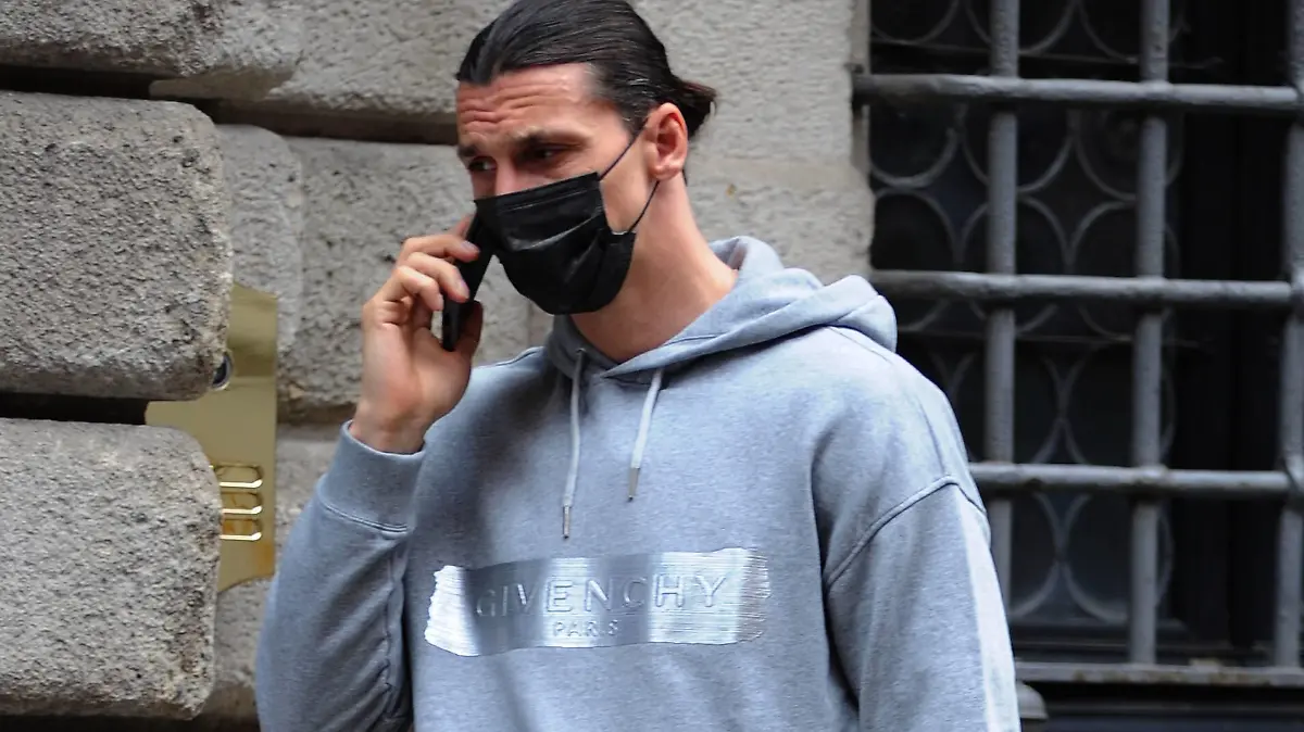 Fußball, Zlatan Ibrahimovic unterwegs in Mailand Milan, Zlatan Ibrahimovic has lunch in the center Zlatan Ibrahimovic striker of MILAN and of the SWEDEN national team, Nationalteam after having lunch in a well-known restaurant in the center together with Ignazio Abate, former Milan defender and two other friends, stops for a few minutes to take souvenir photos with some fans including a woman, until the car arrives that will take him home. PUBLICATIONxINxGERxAUTxONLY Copyright: xMimmoxCarrierox/xIPAx/xMimmoxCarrierox
