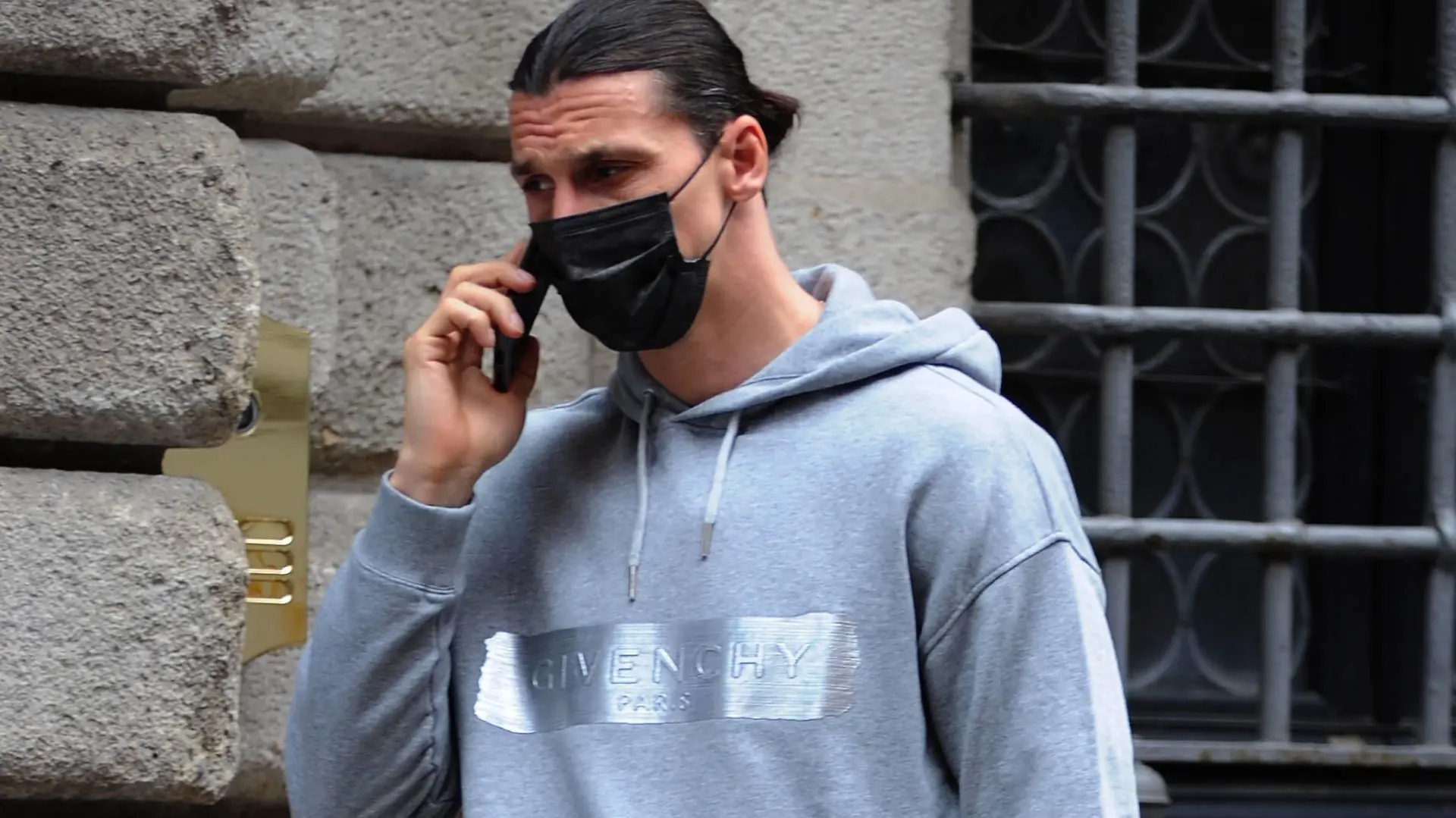 Fußball, Zlatan Ibrahimovic unterwegs in Mailand Milan, Zlatan Ibrahimovic has lunch in the center Zlatan Ibrahimovic striker of MILAN and of the SWEDEN national team, Nationalteam after having lunch in a well-known restaurant in the center together with Ignazio Abate, former Milan defender and two other friends, stops for a few minutes to take souvenir photos with some fans including a woman, until the car arrives that will take him home. PUBLICATIONxINxGERxAUTxONLY Copyright: xMimmoxCarrierox/xIPAx/xMimmoxCarrierox