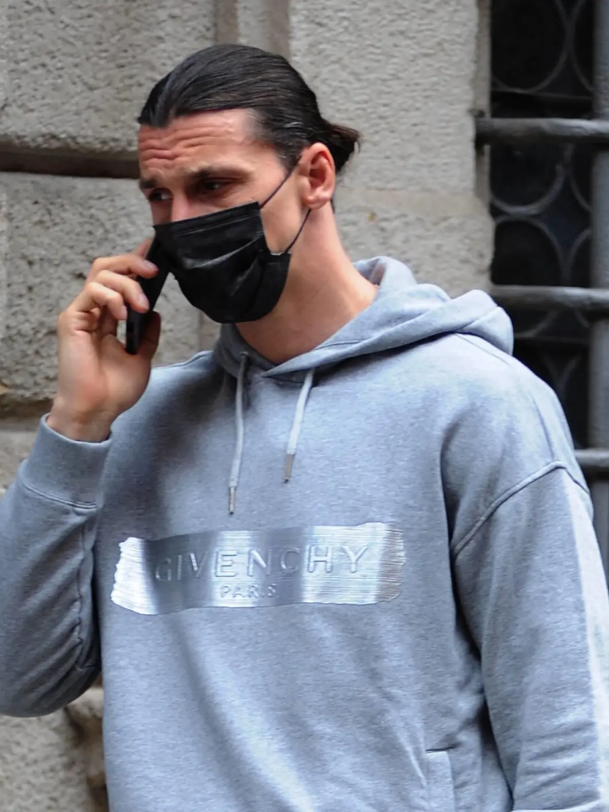 Fußball, Zlatan Ibrahimovic unterwegs in Mailand Milan, Zlatan Ibrahimovic has lunch in the center Zlatan Ibrahimovic striker of MILAN and of the SWEDEN national team, Nationalteam after having lunch in a well-known restaurant in the center together with Ignazio Abate, former Milan defender and two other friends, stops for a few minutes to take souvenir photos with some fans including a woman, until the car arrives that will take him home. PUBLICATIONxINxGERxAUTxONLY Copyright: xMimmoxCarrierox/xIPAx/xMimmoxCarrierox