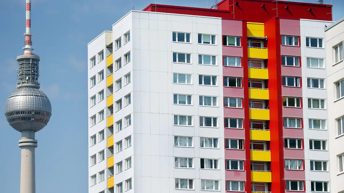 ARCHIV - 20.04.2021, Berlin: Ein Mehrparteien-Mietshaus nahe des Alexanderplatzes und Fernsehturms im Bezirk Mitte. Die Bewohner der rund 340 000 kommunalen Wohnungen in Berlin müssen auf absehbare Zeit keine größeren Mieterhöhungen fürchten.(zu dpa: Mieten-Bremse für kommunale Wohnungen in Berlin) Foto: Wolfgang Kumm/dpa +++ dpa-Bildfunk +++