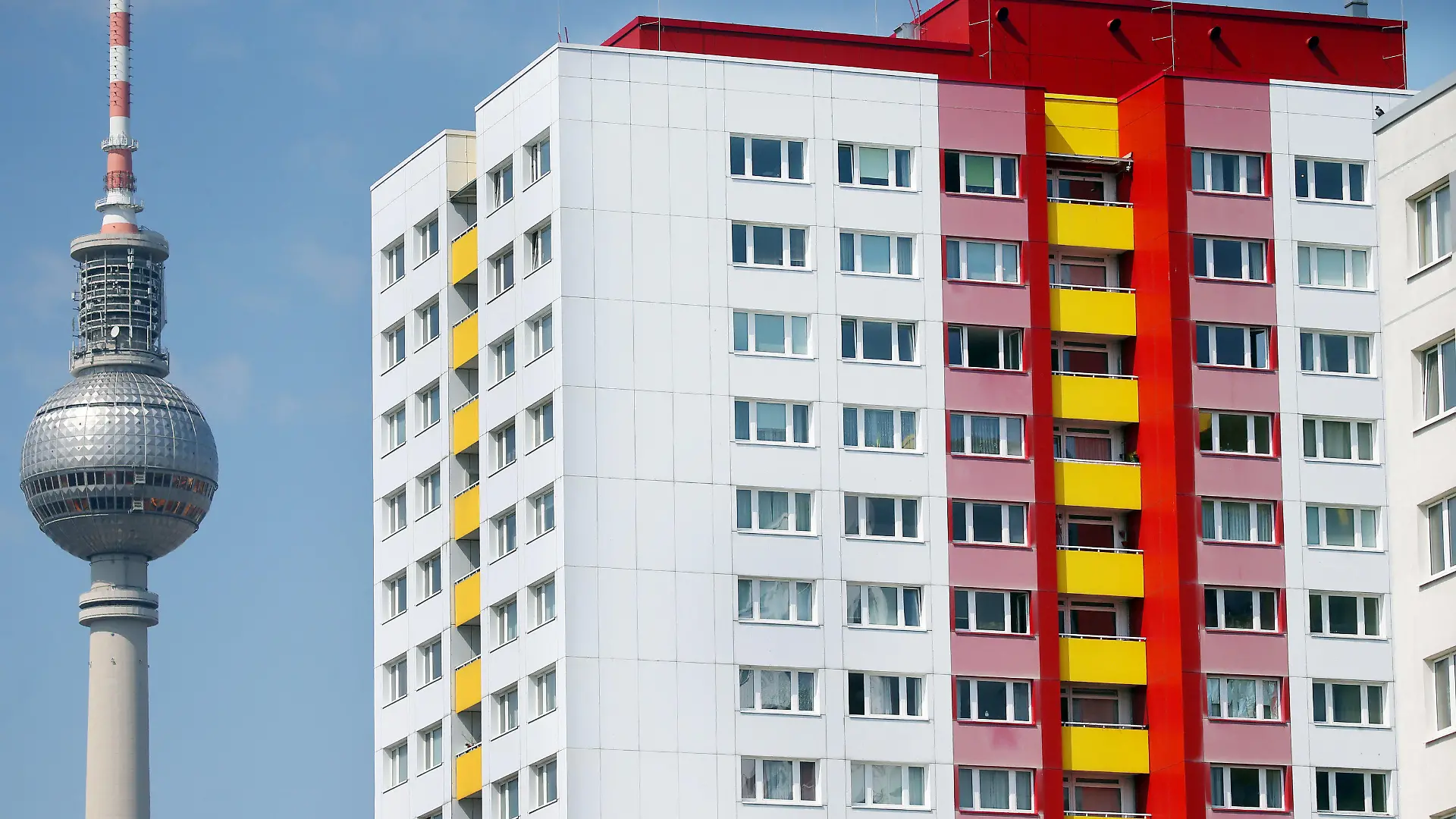 ARCHIV - 20.04.2021, Berlin: Ein Mehrparteien-Mietshaus nahe des Alexanderplatzes und Fernsehturms im Bezirk Mitte. Die Bewohner der rund 340 000 kommunalen Wohnungen in Berlin müssen auf absehbare Zeit keine größeren Mieterhöhungen fürchten.(zu dpa: Mieten-Bremse für kommunale Wohnungen in Berlin) Foto: Wolfgang Kumm/dpa +++ dpa-Bildfunk +++
