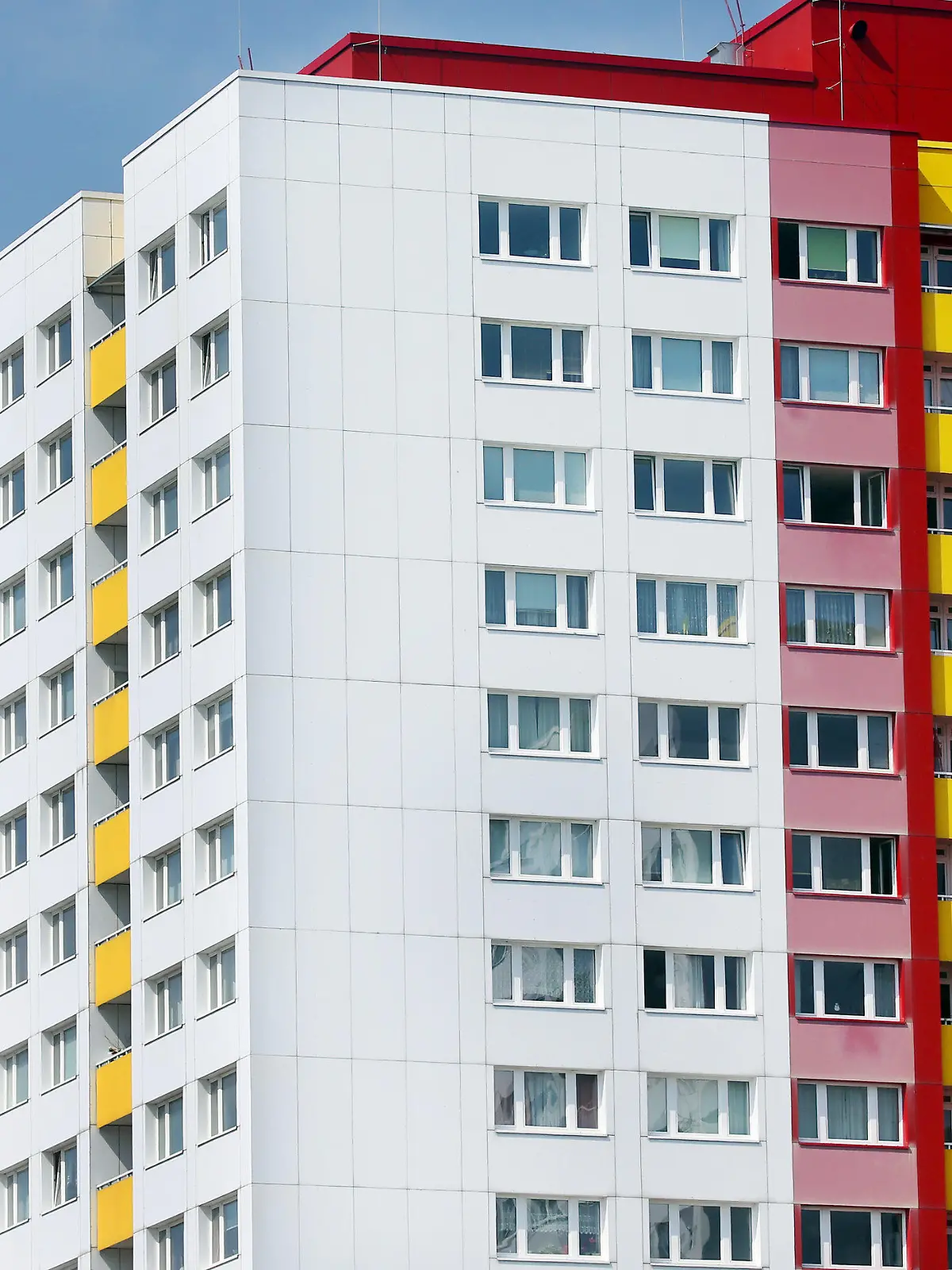 ARCHIV - 20.04.2021, Berlin: Ein Mehrparteien-Mietshaus nahe des Alexanderplatzes und Fernsehturms im Bezirk Mitte. Die Bewohner der rund 340 000 kommunalen Wohnungen in Berlin müssen auf absehbare Zeit keine größeren Mieterhöhungen fürchten.(zu dpa: Mieten-Bremse für kommunale Wohnungen in Berlin) Foto: Wolfgang Kumm/dpa +++ dpa-Bildfunk +++