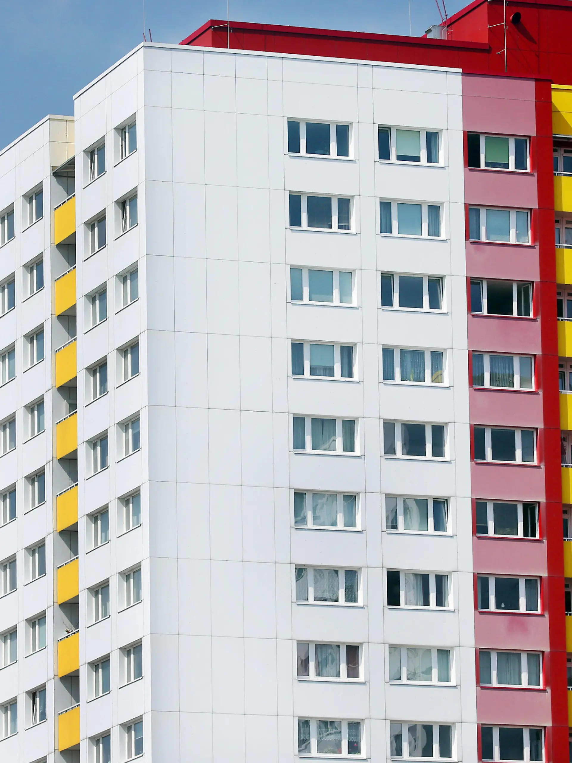 ARCHIV - 20.04.2021, Berlin: Ein Mehrparteien-Mietshaus nahe des Alexanderplatzes und Fernsehturms im Bezirk Mitte. Die Bewohner der rund 340 000 kommunalen Wohnungen in Berlin müssen auf absehbare Zeit keine größeren Mieterhöhungen fürchten.(zu dpa: Mieten-Bremse für kommunale Wohnungen in Berlin) Foto: Wolfgang Kumm/dpa +++ dpa-Bildfunk +++