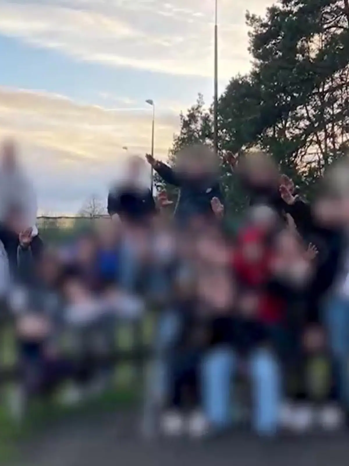Zehn Jugendliche zeigen auf einem Foto offen den Hitlergruß.