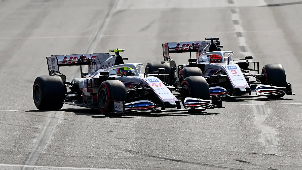 Formula 1 2021: Azerbaijan GP BAKU CITY CIRCUIT, AZERBAIJAN - JUNE 06: Mick Schumacher, Haas VF-21, battles with Nikita Mazepin, Haas VF-21, at the start during the Azerbaijan GP at Baku City Circuit on Sunday June 06, 2021 in Baku, Azerbaijan. Photo by Mark Sutton / Sutton Images Images PUBLICATIONxINxGERxSUIxAUTxHUNxONLY GP2106_120536_MS22375 
