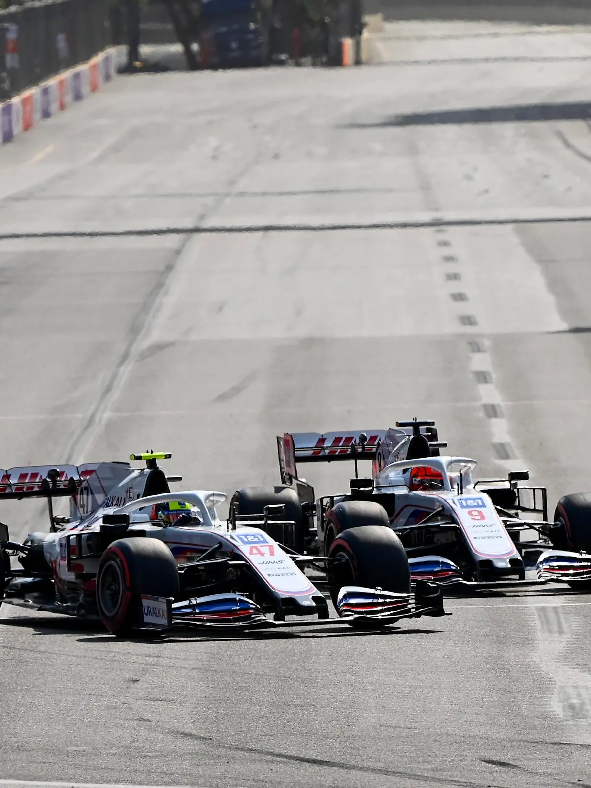 Formula 1 2021: Azerbaijan GP BAKU CITY CIRCUIT, AZERBAIJAN - JUNE 06: Mick Schumacher, Haas VF-21, battles with Nikita Mazepin, Haas VF-21, at the start during the Azerbaijan GP at Baku City Circuit on Sunday June 06, 2021 in Baku, Azerbaijan. Photo by Mark Sutton / Sutton Images Images PUBLICATIONxINxGERxSUIxAUTxHUNxONLY GP2106_120536_MS22375 