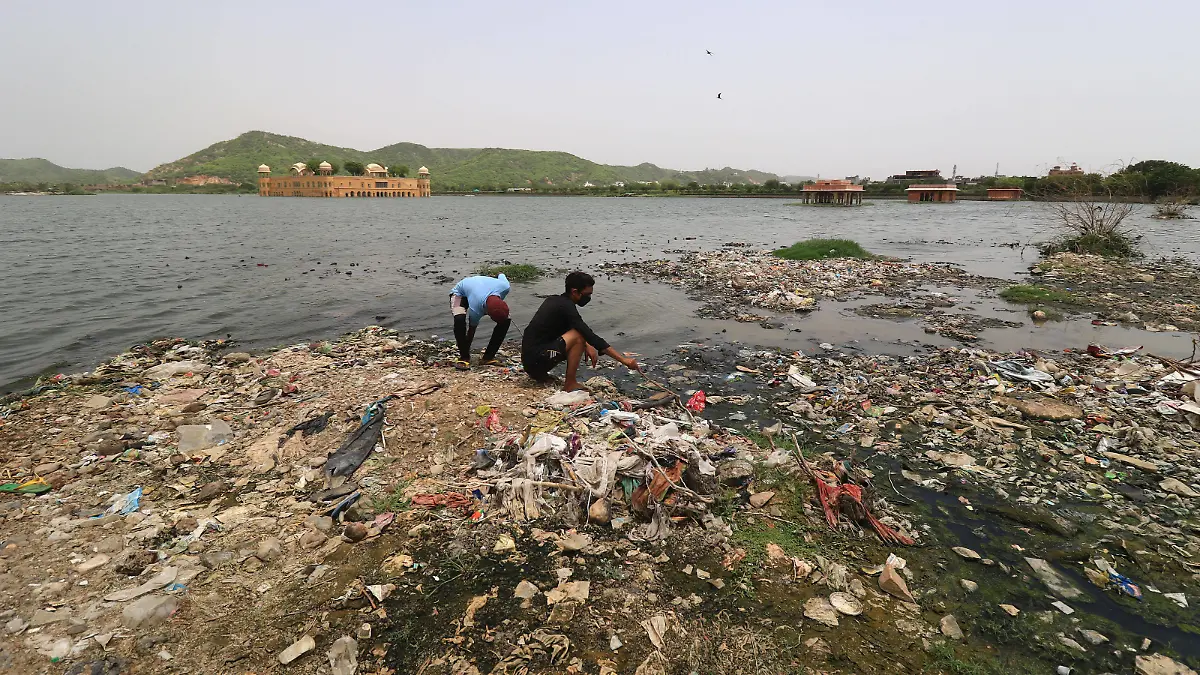 Weltumwelttag in Indien - Plastikmüll am Jal Mahal in Jaipur Polluted Bank Of Jal Mahal In Jaipur Jaipur: Banks of historical Jal Mahal polluted with garbage and plastic waste, on the eve of World Environment Day, in Jaipur, Rajasthan, India, Friday, June 4, 2021.Photo By Vishal Bhatnagar/NurPhoto Jaipur Rajasthan India bhatnagar-notitle210604_npEbV PUBLICATIONxNOTxINxFRA Copyright: xVishalxBhatnagarx