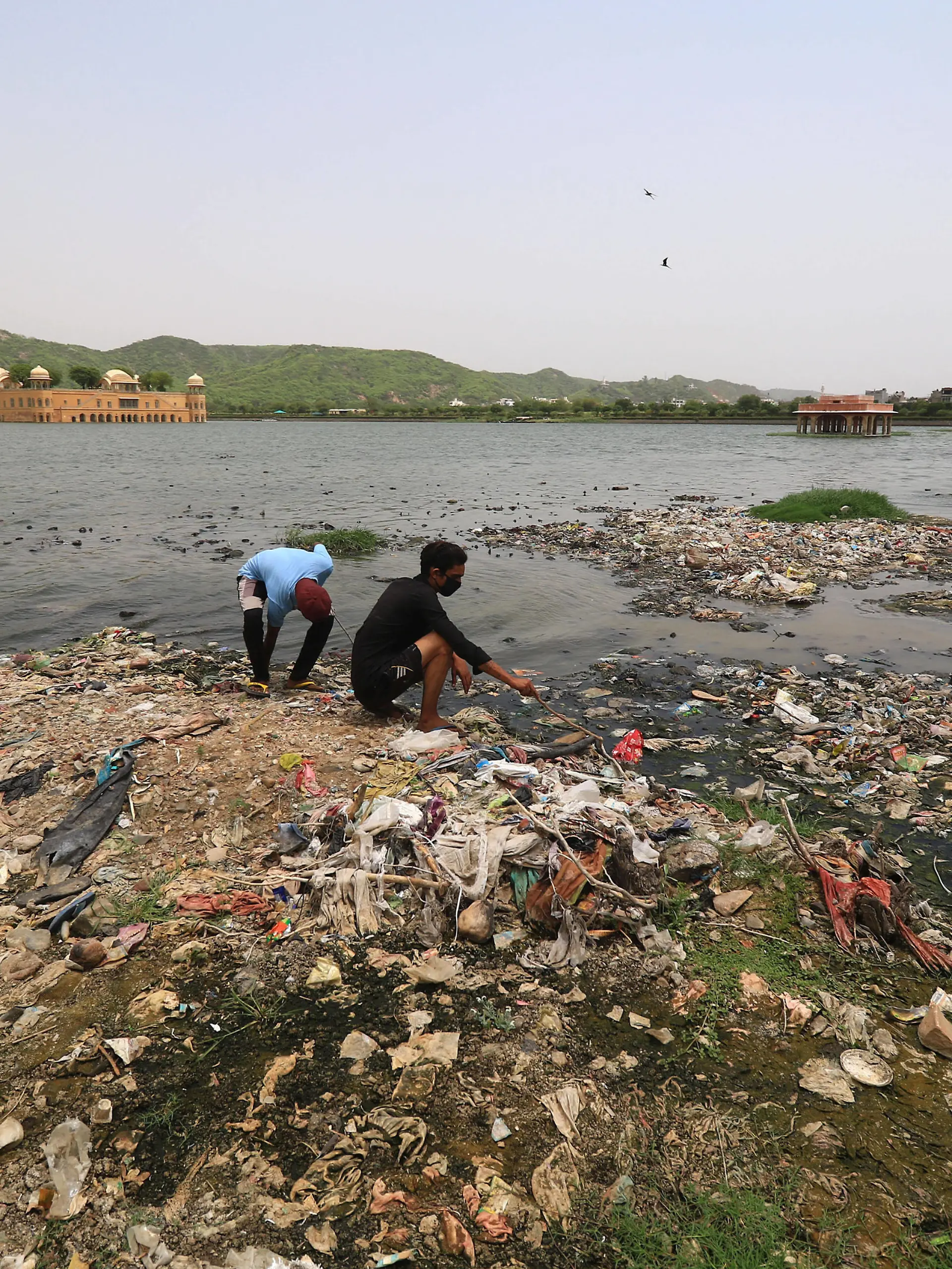 Weltumwelttag in Indien - Plastikmüll am Jal Mahal in Jaipur Polluted Bank Of Jal Mahal In Jaipur Jaipur: Banks of historical Jal Mahal polluted with garbage and plastic waste, on the eve of World Environment Day, in Jaipur, Rajasthan, India, Friday, June 4, 2021.Photo By Vishal Bhatnagar/NurPhoto Jaipur Rajasthan India bhatnagar-notitle210604_npEbV PUBLICATIONxNOTxINxFRA Copyright: xVishalxBhatnagarx