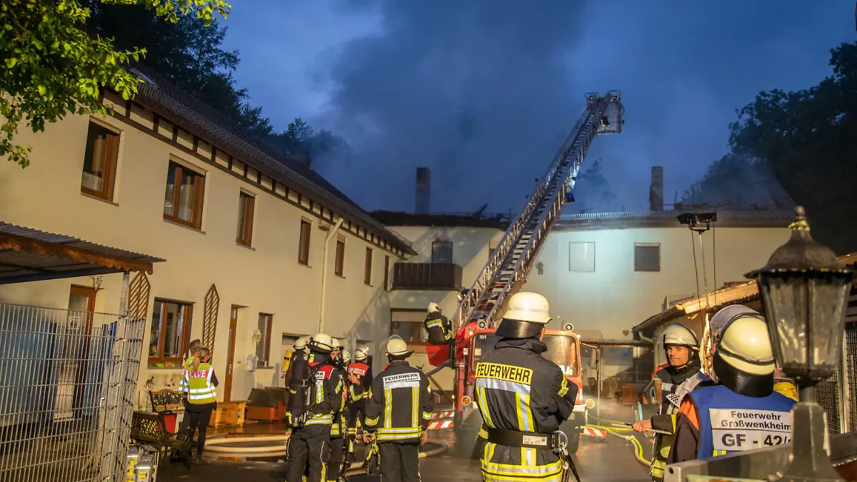09.06.2021, Münnerstadt: Einsatzkräfte der Feuerwehr löschen den Brand in einem Tierheim. Bei einem Brand in einem Tierheim in Unterfranken sind mehr als 100 Tiere ums Leben gekommen. Foto: Stefan Weber/Fuldamedia/dpa +++ dpa-Bildfunk +++