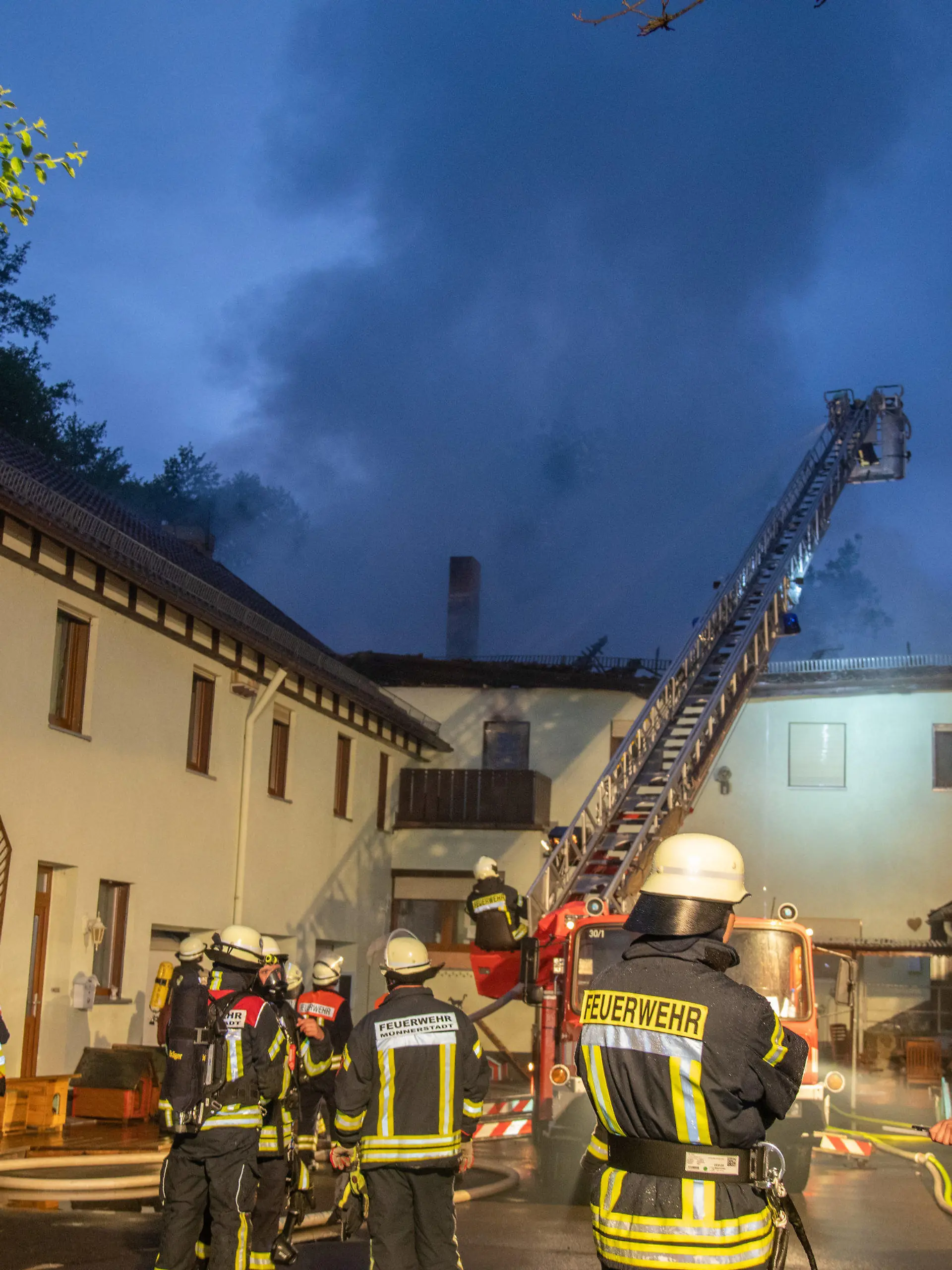 09.06.2021, Münnerstadt: Einsatzkräfte der Feuerwehr löschen den Brand in einem Tierheim. Bei einem Brand in einem Tierheim in Unterfranken sind mehr als 100 Tiere ums Leben gekommen. Foto: Stefan Weber/Fuldamedia/dpa +++ dpa-Bildfunk +++