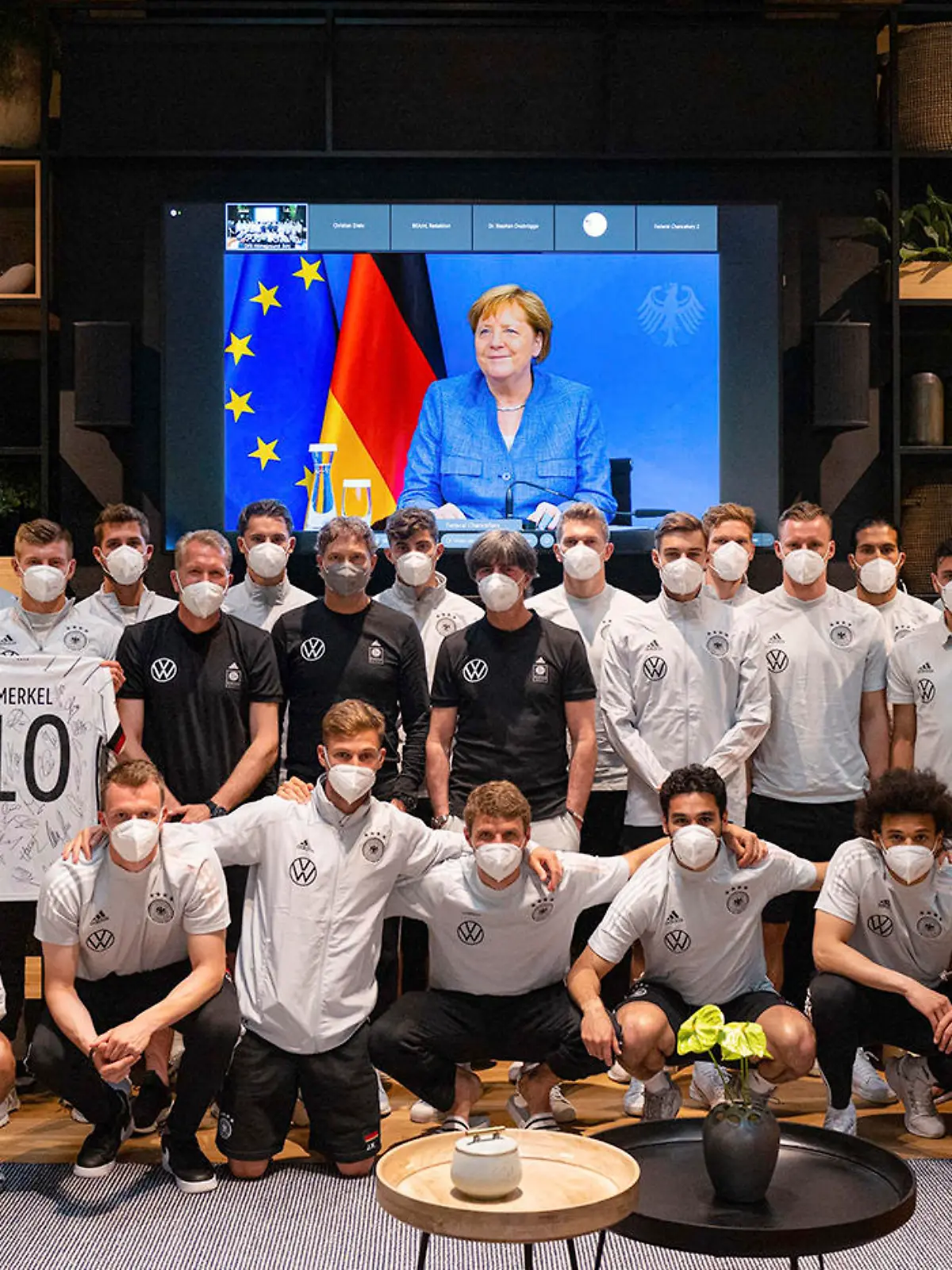 DFB-Team und Angela Merkel