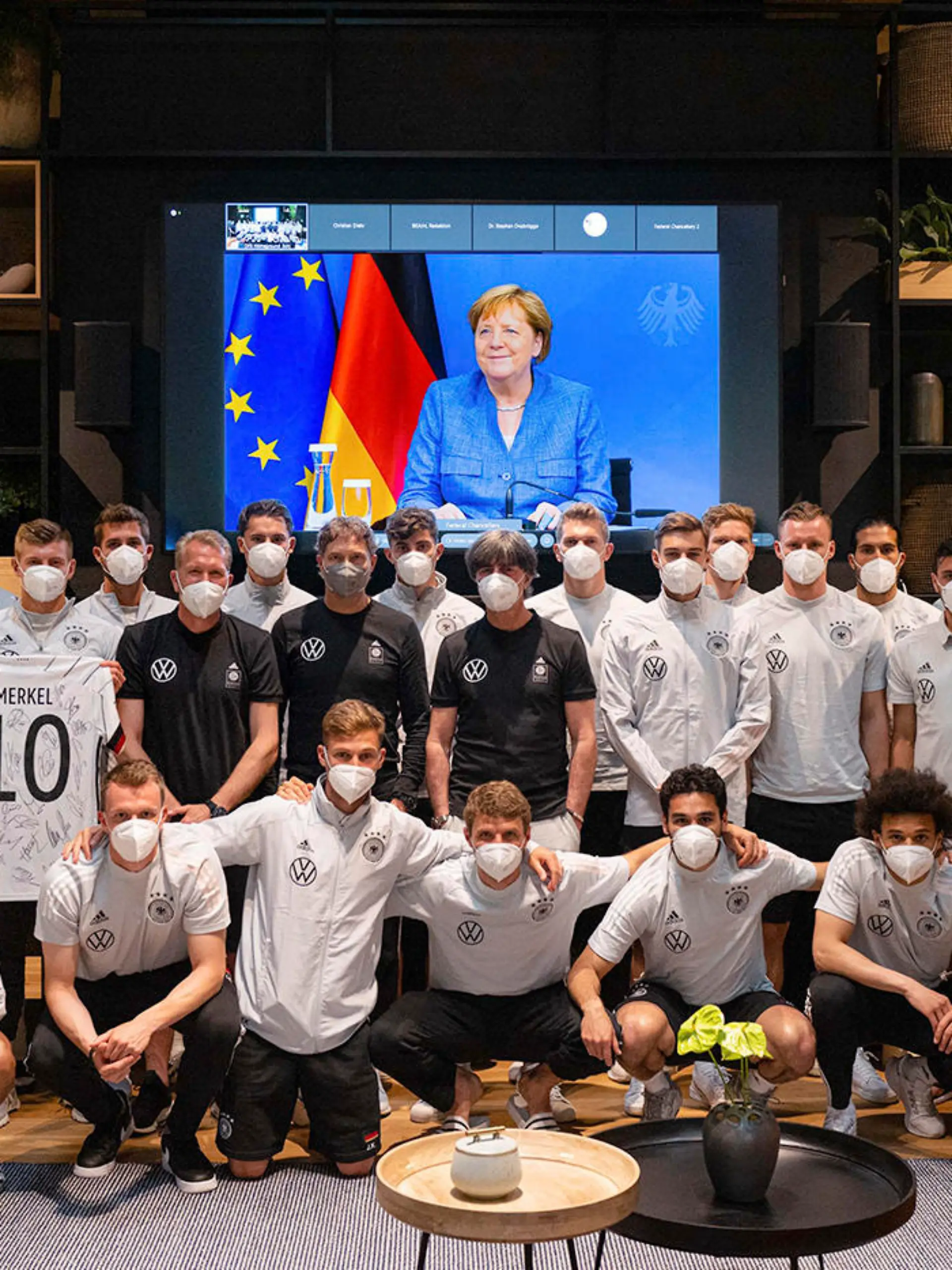 DFB-Team und Angela Merkel