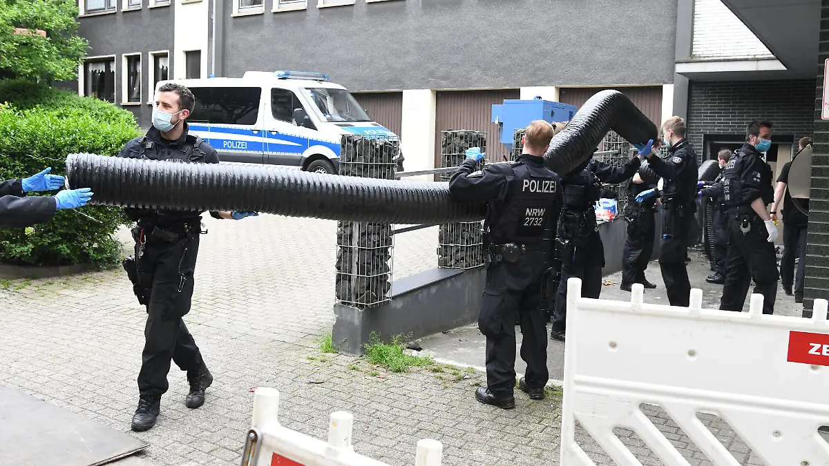 insatzkräfte stehen bei einem großangelegten Einsatz gegen die Rauschgiftkriminalität vor einem Bürogebäude in Essen.