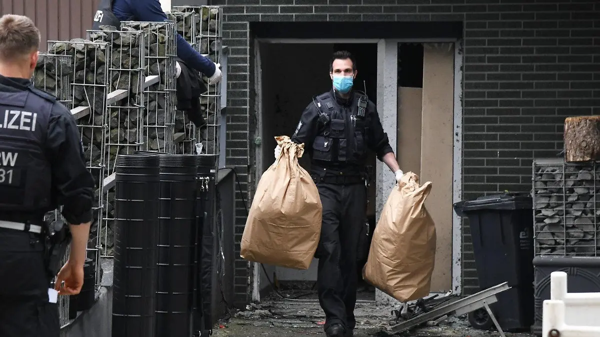 07.06.2021, Nordrhein-Westfalen, Essen: Einsatzkräfte stehen bei einem großangelegten Einsatz gegen die Rauschgiftkriminalität vor einem Bürogebäude in Essen. Internationale Ermittler haben nach Angaben von Europol bei einem Einsatz gegen das Organisierte Verbrechen mehr als 800 Verdächtige in über 100 Ländern festgenommen. (zu dpa "Europol: Mehr als 800 Festnahmen nach internationaler Operation") Foto: Stephan Witte/KDF-TV & Picture/dpa +++ dpa-Bildfunk +++