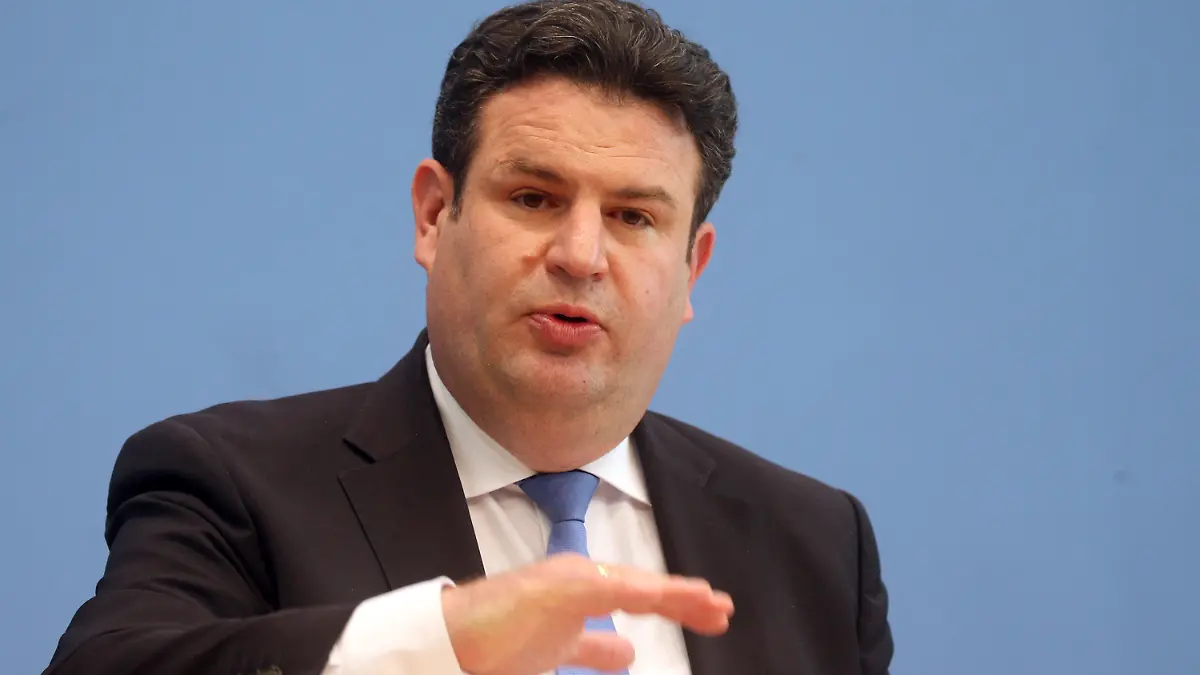 ARCHIV - 18.05.2021, Berlin: Hubertus Heil (SPD) bei einer Pressekonferenz in Berlin. Heil, derzeit Bundesarbeitsminister, will erneut in den Bundestag einziehen und bei der Wahl im September Spitzenkandidat der SPD in Niedersachsen werden. Foto: Wolfgang Kumm/dpa +++ dpa-Bildfunk +++