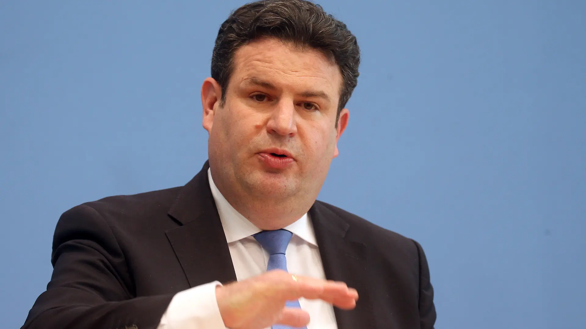 ARCHIV - 18.05.2021, Berlin: Hubertus Heil (SPD) bei einer Pressekonferenz in Berlin. Heil, derzeit Bundesarbeitsminister, will erneut in den Bundestag einziehen und bei der Wahl im September Spitzenkandidat der SPD in Niedersachsen werden. Foto: Wolfgang Kumm/dpa +++ dpa-Bildfunk +++