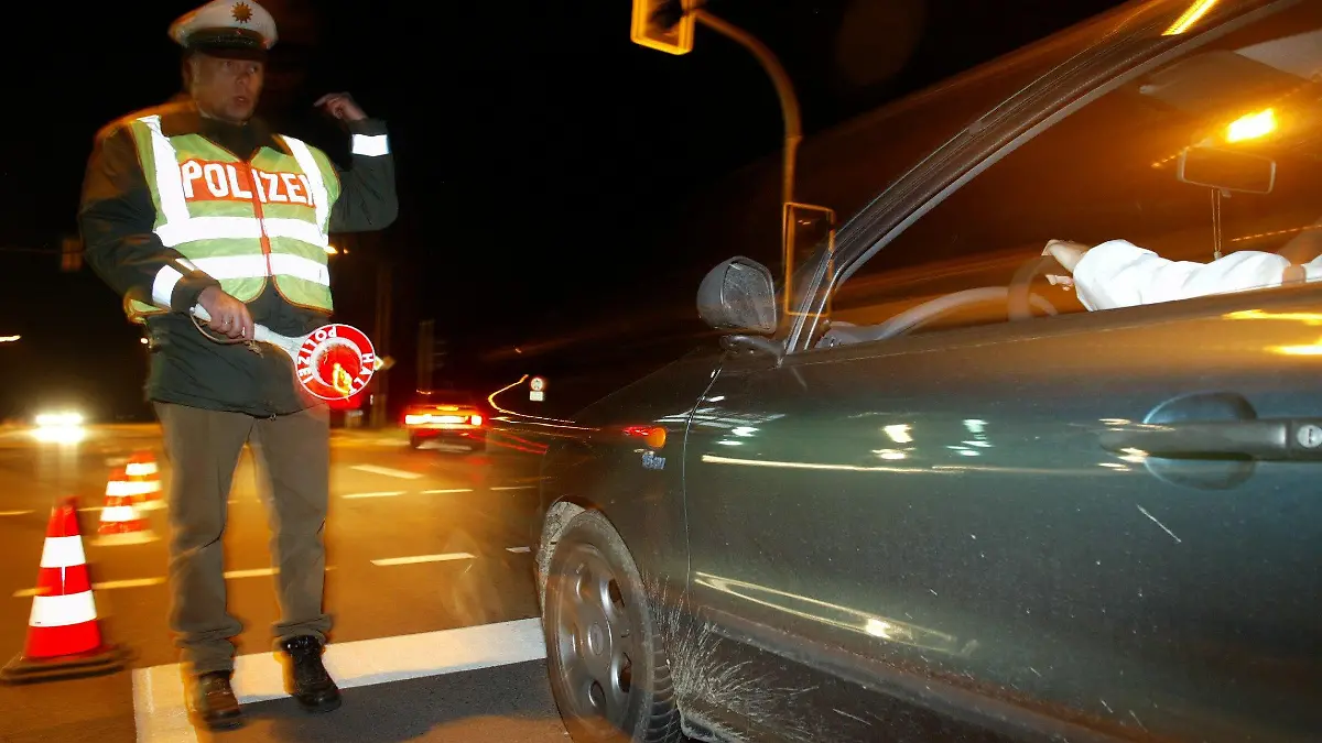 Ein Polizist hält am 17.5.2003 während einer Drogen- und Alkoholkontrolle in Villingen-Schwenningen einen Autofahrer an.