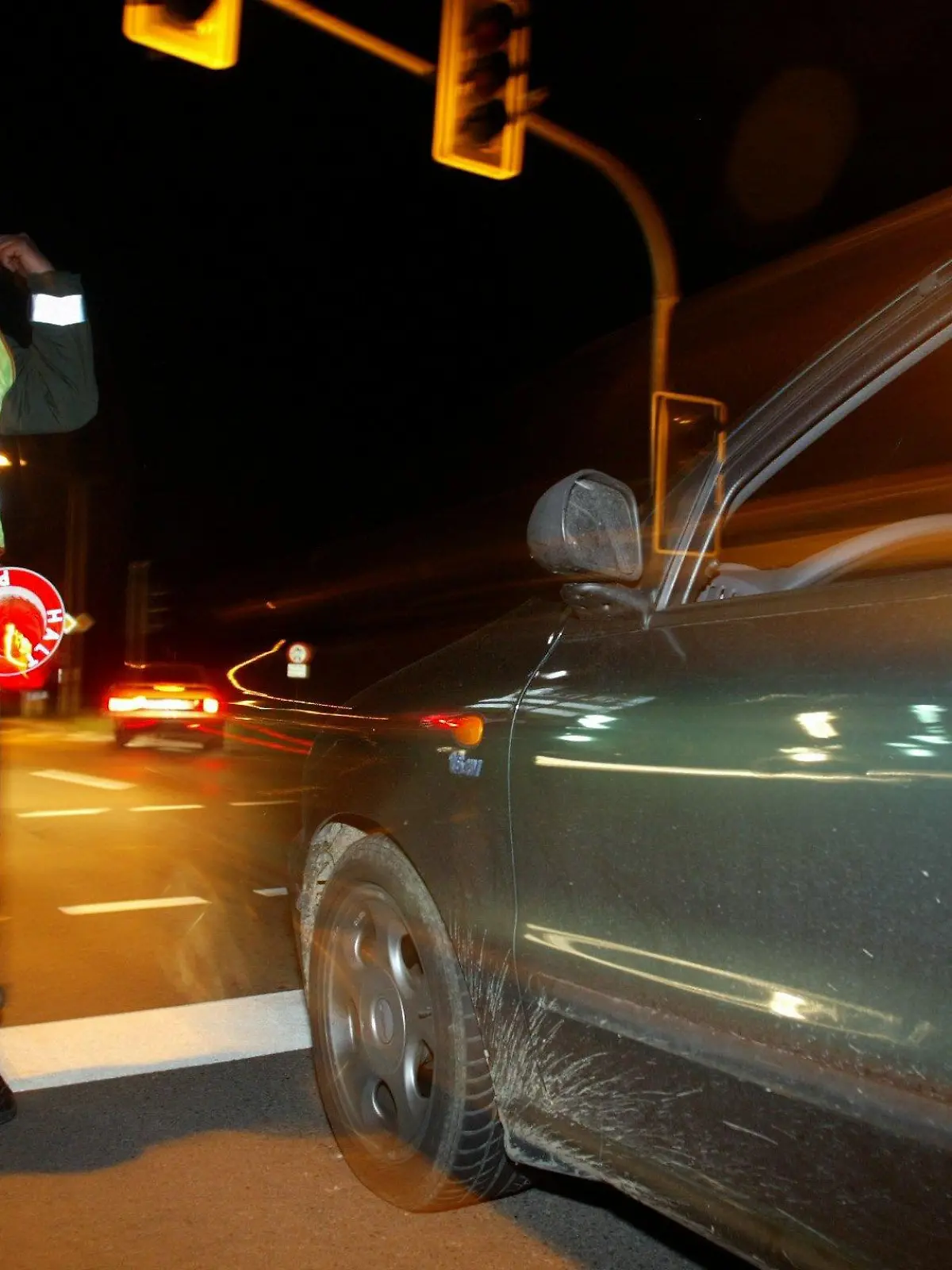 Ein Polizist hält am 17.5.2003 während einer Drogen- und Alkoholkontrolle in Villingen-Schwenningen einen Autofahrer an.