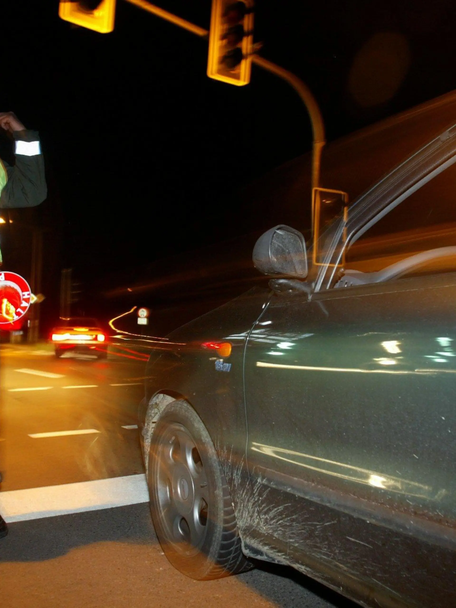 Ein Polizist hält am 17.5.2003 während einer Drogen- und Alkoholkontrolle in Villingen-Schwenningen einen Autofahrer an.
