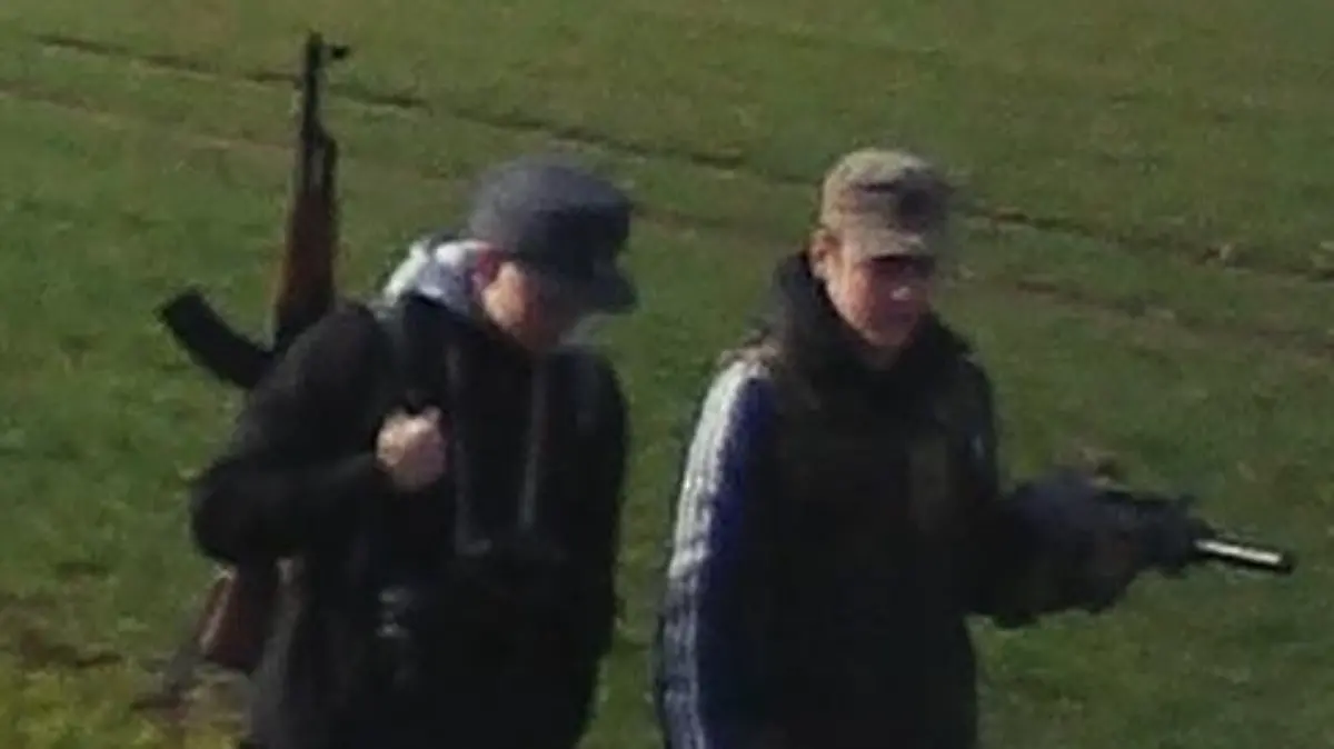 Das Foto wurde Anfang März in einer Kleingartenanlage von einer Wildkamera aufgenommen. Nun fahndet die Polizei nach den zwei Personen.