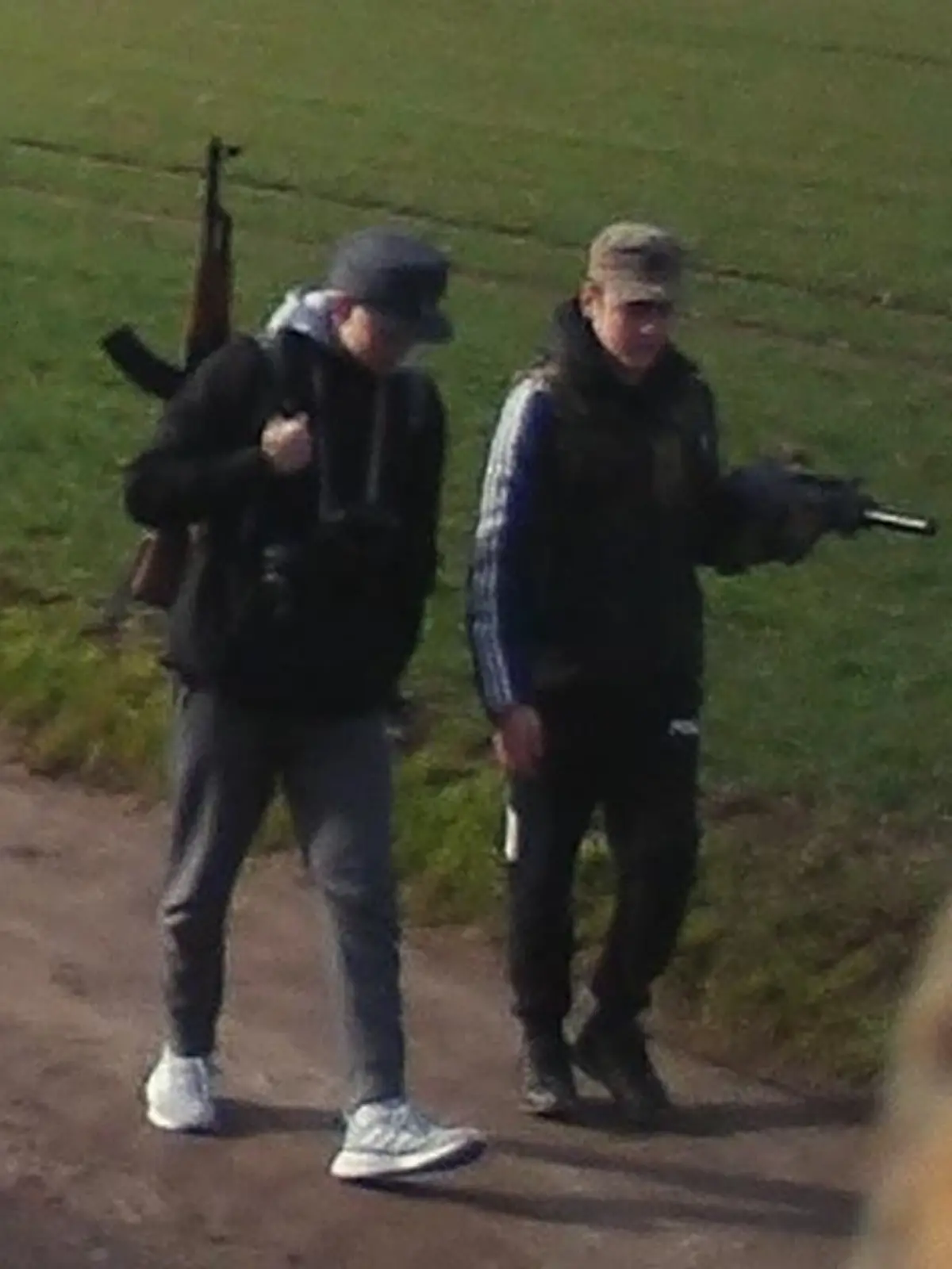 Das Foto wurde Anfang März in einer Kleingartenanlage von einer Wildkamera aufgenommen. Nun fahndet die Polizei nach den zwei Personen.