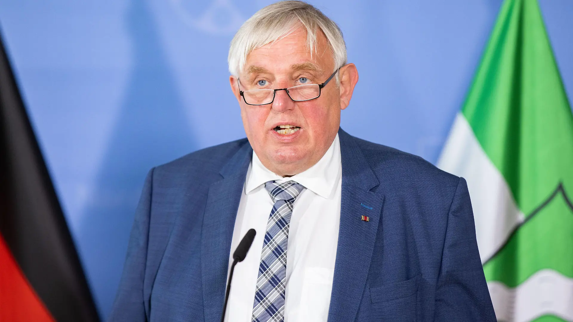 Coronavirus - Landesregierung NRW Karl-Josef Laumann CDU, Gesundheitsminister von Nordrhein-Westfalen, spricht während einer Pressekonferenz. Laumann informierte zur aktuellen Lage in der Corona-Pandemie. Düsseldorf Nordrhein-Westfalen Deutschland *** Coronavirus Government of North Rhine-Westphalia Karl Josef Laumann CDU , Minister of Health of North Rhine-Westphalia, speaks during a press conference Laumann informed on the current situation in the corona pandemic Düsseldorf North Rhine-Westphalia Germany Poolfoto dpa ,EDITORIAL USE ONLY