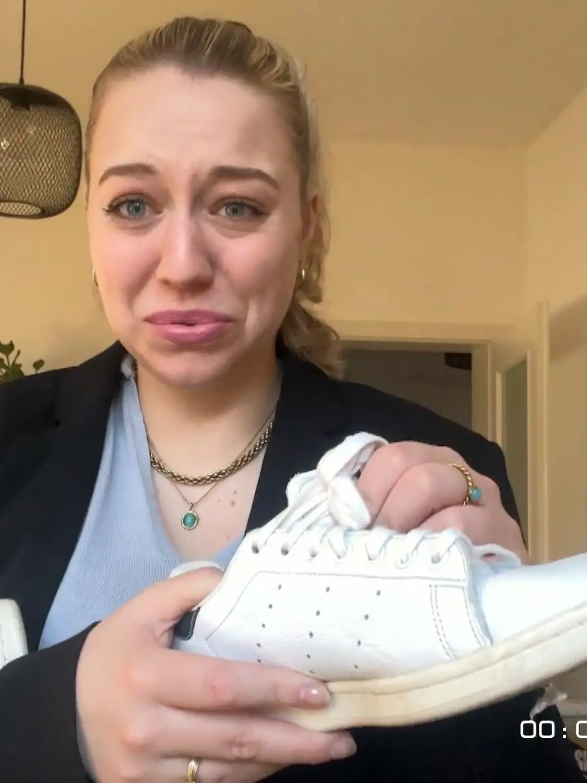 Viele kaufen zurzeit gerne Secondhand-Klamotten. Denn das ist schön günstig und schont die Umwelt. Vinted, Sellpy oder der klassische Flohmarkt - wo ist die Kleidung ein Flop, wo top? Unser Test wird zeigen: Es lohnt sich auf jeden Fall, bei gebrauchter Kleidung ganz genau hinzuschauen. Denn nicht immer können wir den Angaben der Verkäufer vertrauen, weiß auch Stilexpertin Cindy Kreißmann. Denn leider wurde es am Ende dann eklig: Denn viele der Klamotten sind offenbar ein Paradies für Keime, Pilze und Bakterien. Hygiene-Expertin Dr. Ingrid Möller vom Gesundheitsamt Leipzig erklärt im Video, wann es sogar gesundheitsgefährdend wird.