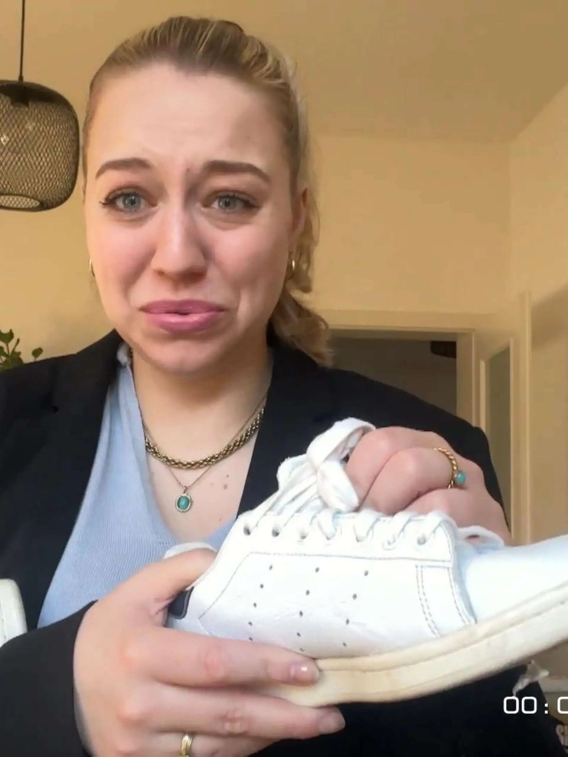 Viele kaufen zurzeit gerne Secondhand-Klamotten. Denn das ist schön günstig und schont die Umwelt. Vinted, Sellpy oder der klassische Flohmarkt - wo ist die Kleidung ein Flop, wo top? Unser Test wird zeigen: Es lohnt sich auf jeden Fall, bei gebrauchter Kleidung ganz genau hinzuschauen. Denn nicht immer können wir den Angaben der Verkäufer vertrauen, weiß auch Stilexpertin Cindy Kreißmann. Denn leider wurde es am Ende dann eklig: Denn viele der Klamotten sind offenbar ein Paradies für Keime, Pilze und Bakterien. Hygiene-Expertin Dr. Ingrid Möller vom Gesundheitsamt Leipzig erklärt im Video, wann es sogar gesundheitsgefährdend wird.