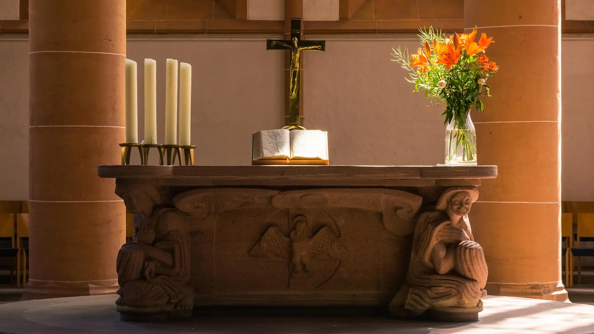 Schöner Altar mit aufgeschlagener Bibel