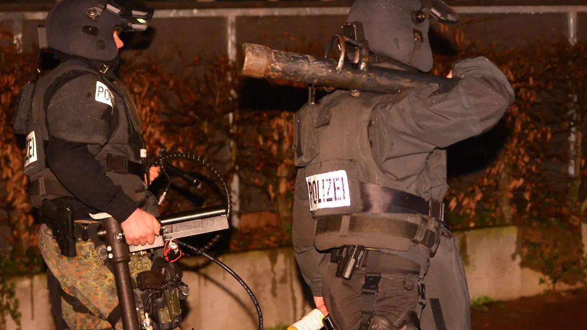 Beamte des Spezialeinsatzkommandos (SEK) verlassen in der Nacht zum 16.01.2014 nach einer Geiselnahme in Frankfurt am Main (Hessen) den Einsatzort. Rund zehn Stunden hat ein Mann im Stadtteil Sachsenhausen seine Ex-Freundin in deren Wohnung festgehalten. Erst im zweiten Anlauf konnte die Polizei den Täter überwältigen und festnehmen. Foto: Arne Dedert/dpa (zu dpa 0061 vom 16.01.2014) +++(c) dpa - Bildfunk+++