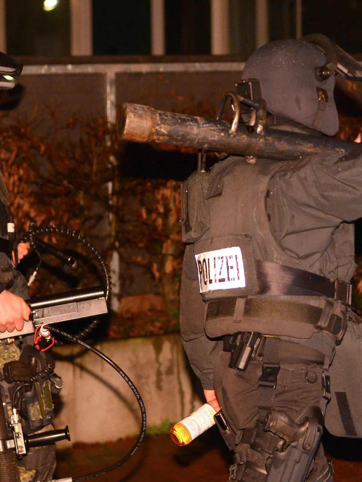 Beamte des Spezialeinsatzkommandos (SEK) verlassen in der Nacht zum 16.01.2014 nach einer Geiselnahme in Frankfurt am Main (Hessen) den Einsatzort. Rund zehn Stunden hat ein Mann im Stadtteil Sachsenhausen seine Ex-Freundin in deren Wohnung festgehalten. Erst im zweiten Anlauf konnte die Polizei den Täter überwältigen und festnehmen. Foto: Arne Dedert/dpa (zu dpa 0061 vom 16.01.2014) +++(c) dpa - Bildfunk+++
