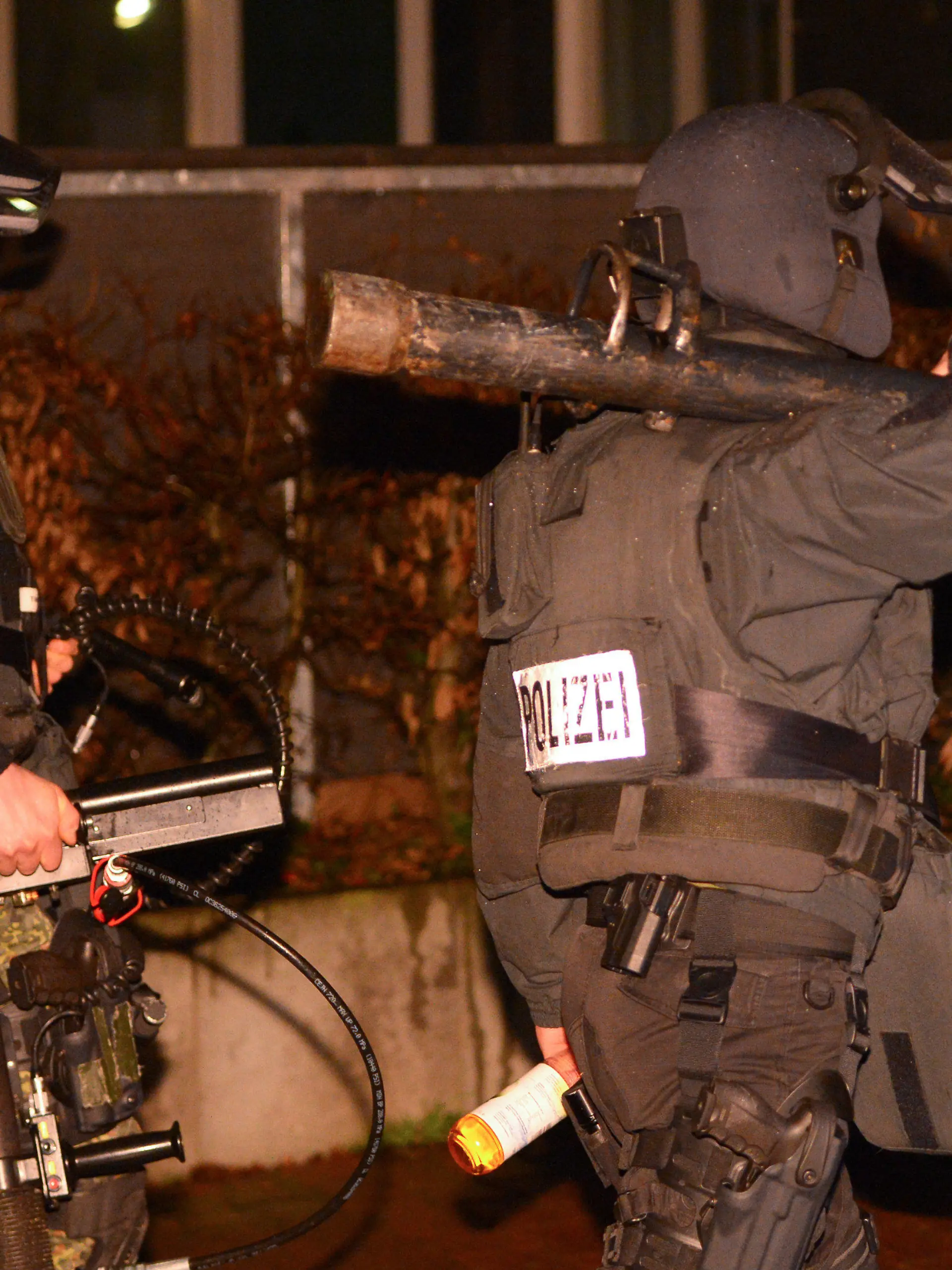 Beamte des Spezialeinsatzkommandos (SEK) verlassen in der Nacht zum 16.01.2014 nach einer Geiselnahme in Frankfurt am Main (Hessen) den Einsatzort. Rund zehn Stunden hat ein Mann im Stadtteil Sachsenhausen seine Ex-Freundin in deren Wohnung festgehalten. Erst im zweiten Anlauf konnte die Polizei den Täter überwältigen und festnehmen. Foto: Arne Dedert/dpa (zu dpa 0061 vom 16.01.2014) +++(c) dpa - Bildfunk+++