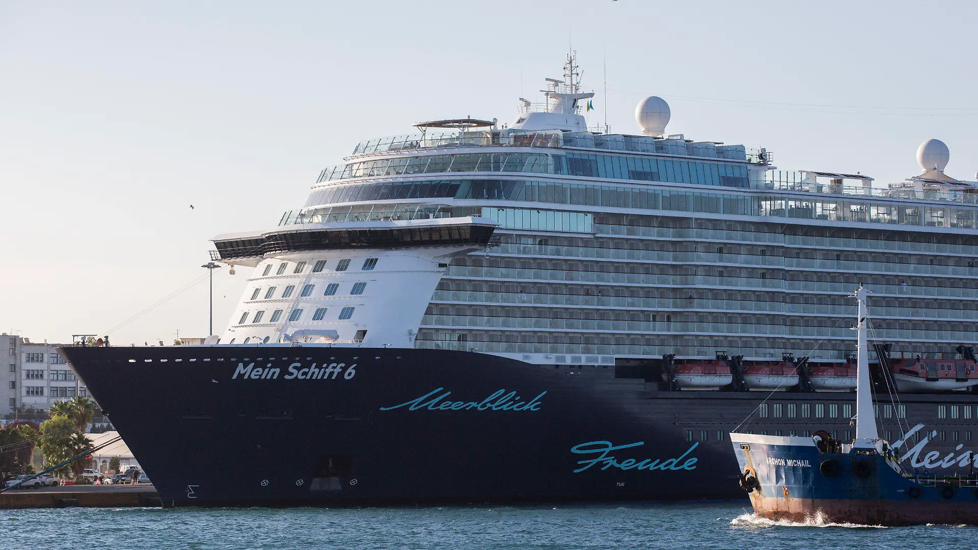 29.09.2020, Griechenland, Piräus: Das Kreuzfahrtschiff «Mein Schiff 6» mit mehreren Corona-Infizierten an Bord hat am frühen Dienstagmorgen in der griechischen Hafenstadt Piräus angelegt. Alle Reisenden und Crewmitglieder sollen einen Coronavirus-Test machen. Die ersten Schnelltests seien negativ gewesen, berichtete das Staatsfernsehen. Die 922 Urlauber und die die 666 Besatzungsmitglieder müssten bis auf Weiteres an Bord bleiben. Foto: Socrates Baltagiannis/dpa +++ dpa-Bildfunk +++