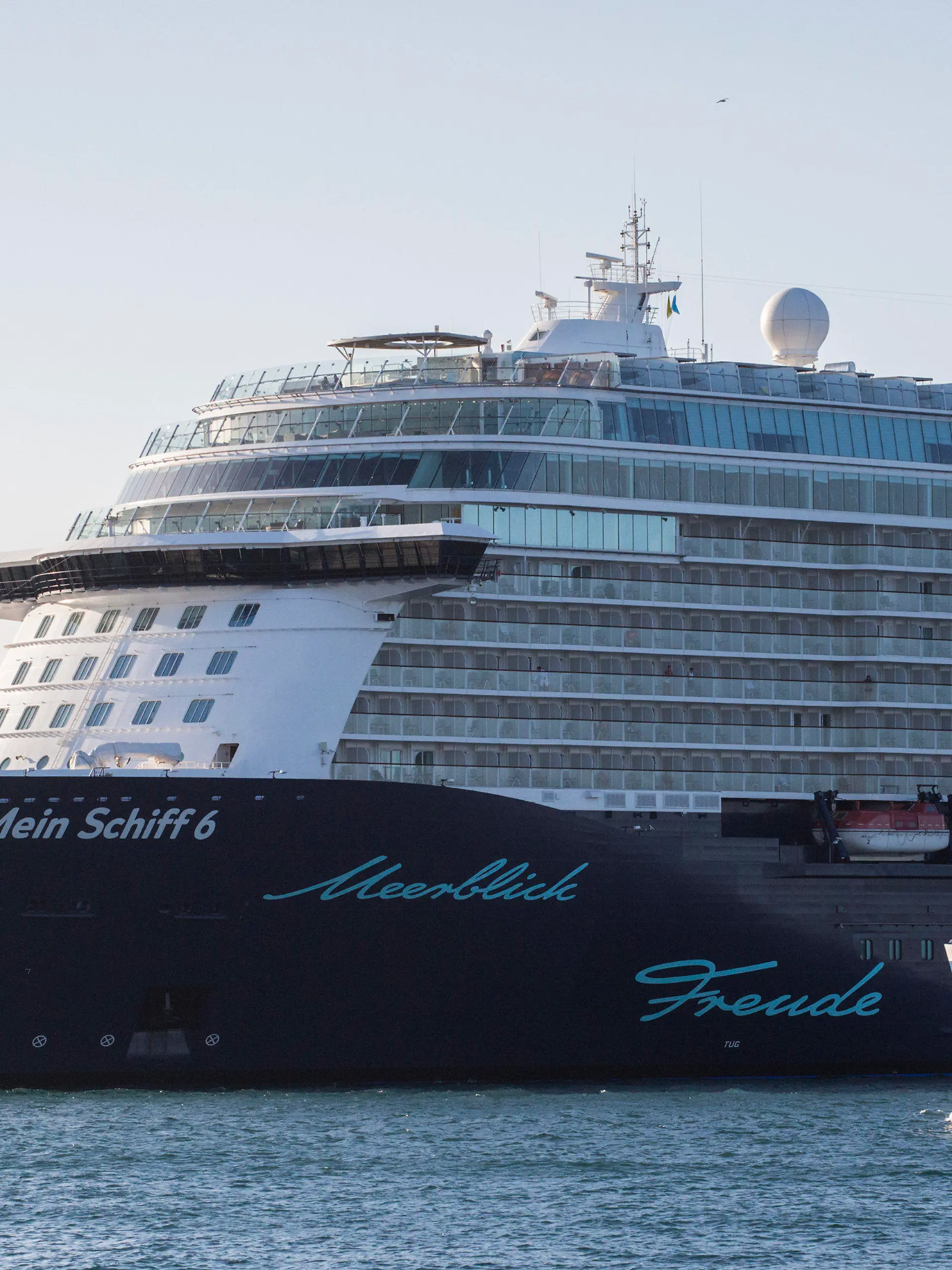 29.09.2020, Griechenland, Piräus: Das Kreuzfahrtschiff «Mein Schiff 6» mit mehreren Corona-Infizierten an Bord hat am frühen Dienstagmorgen in der griechischen Hafenstadt Piräus angelegt. Alle Reisenden und Crewmitglieder sollen einen Coronavirus-Test machen. Die ersten Schnelltests seien negativ gewesen, berichtete das Staatsfernsehen. Die 922 Urlauber und die die 666 Besatzungsmitglieder müssten bis auf Weiteres an Bord bleiben. Foto: Socrates Baltagiannis/dpa +++ dpa-Bildfunk +++